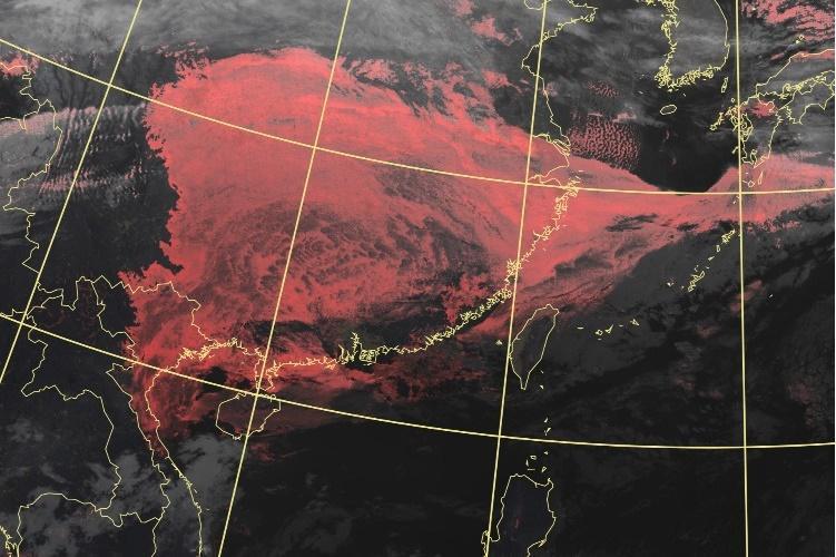 氣象局長鄭明典解釋「夜間模式」下的衛星雲圖,當中的紅色所代表的是什麼。(翻攝自鄭明典臉書)