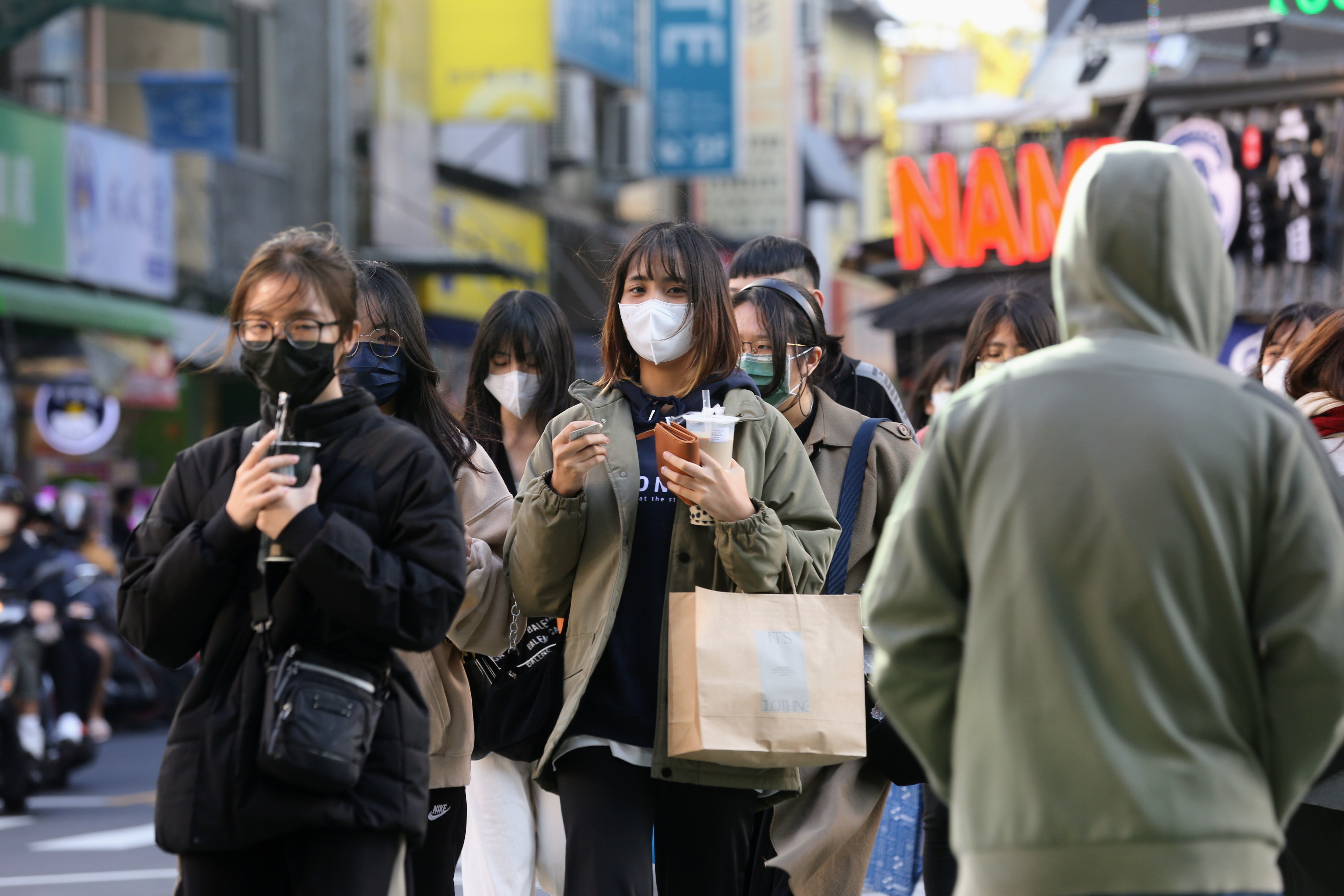 今東北季風略微增強，但因為冷空氣不強，且輻射冷卻被雲層跟風勢有效抑制，帶來的乾冷較為緩和。