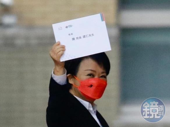 盧秀燕手拿要給陳建仁的經典賽邀請函。
