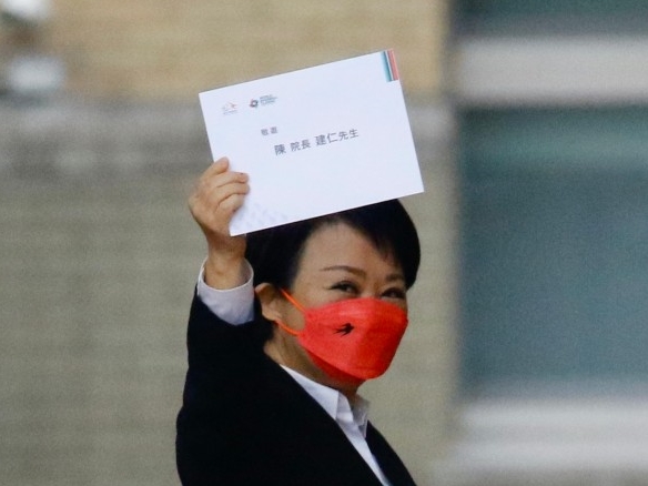 盧秀燕手拿要給陳建仁的經典賽邀請函。