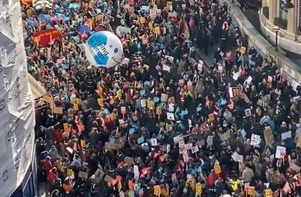 受不了通膨壓力,英國勞工再度發起聯合罷工,超過50萬名教師、公務員、火車司機等行業,因不滿薪資報酬及工作條件上街抗議。(翻攝推特)
