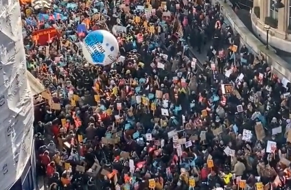 受不了通膨壓力，英國勞工再度發起聯合罷工，超過50萬名教師、公務員、火車司機等行業，因不滿薪資報酬及工作條件上街抗議。（翻攝推特）