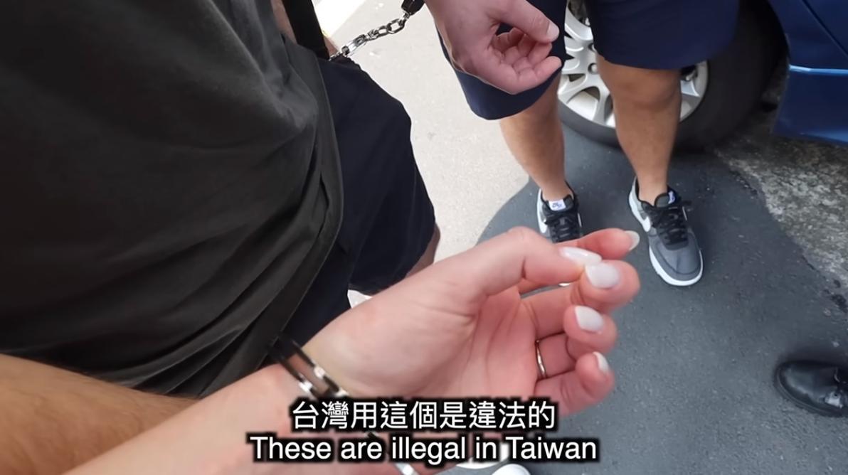 莫彩曦與Adam帶著小胖子在台北街頭拍攝「手銬1天」挑戰,沒想到遭警攔查。(翻攝自莫彩曦Hailey YouTube頻道)