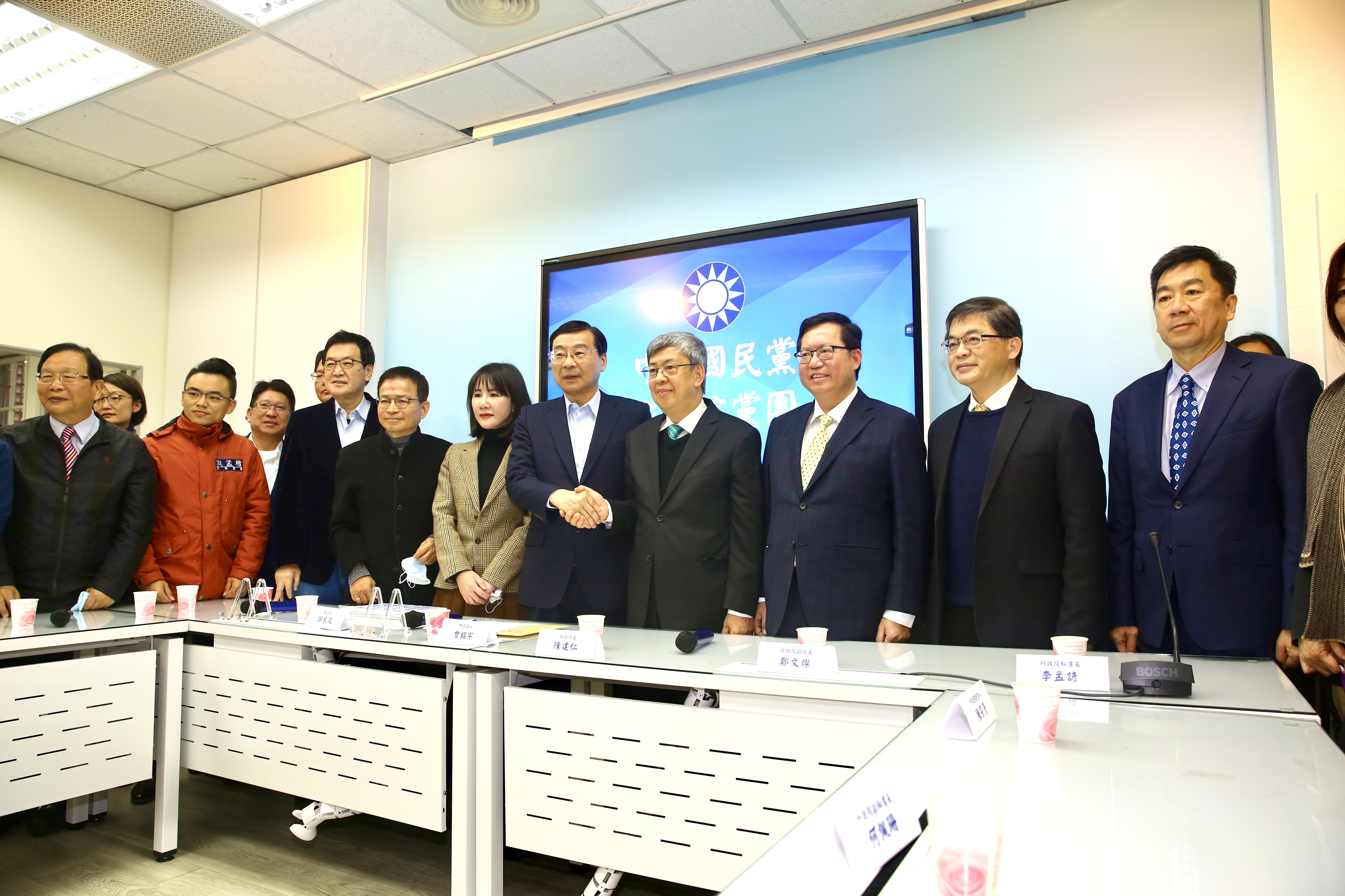 行政院長陳建仁昨率新內閣團隊拜訪立院國民黨團，了解在野黨多元的立場與意見。