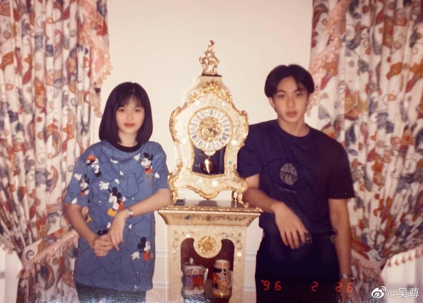 除了閃照,吳尊也曝光27年前與林麗吟剛開始交往時的嫩照,2人當時只有16歲,還是青少年。(翻攝自吳尊微博)