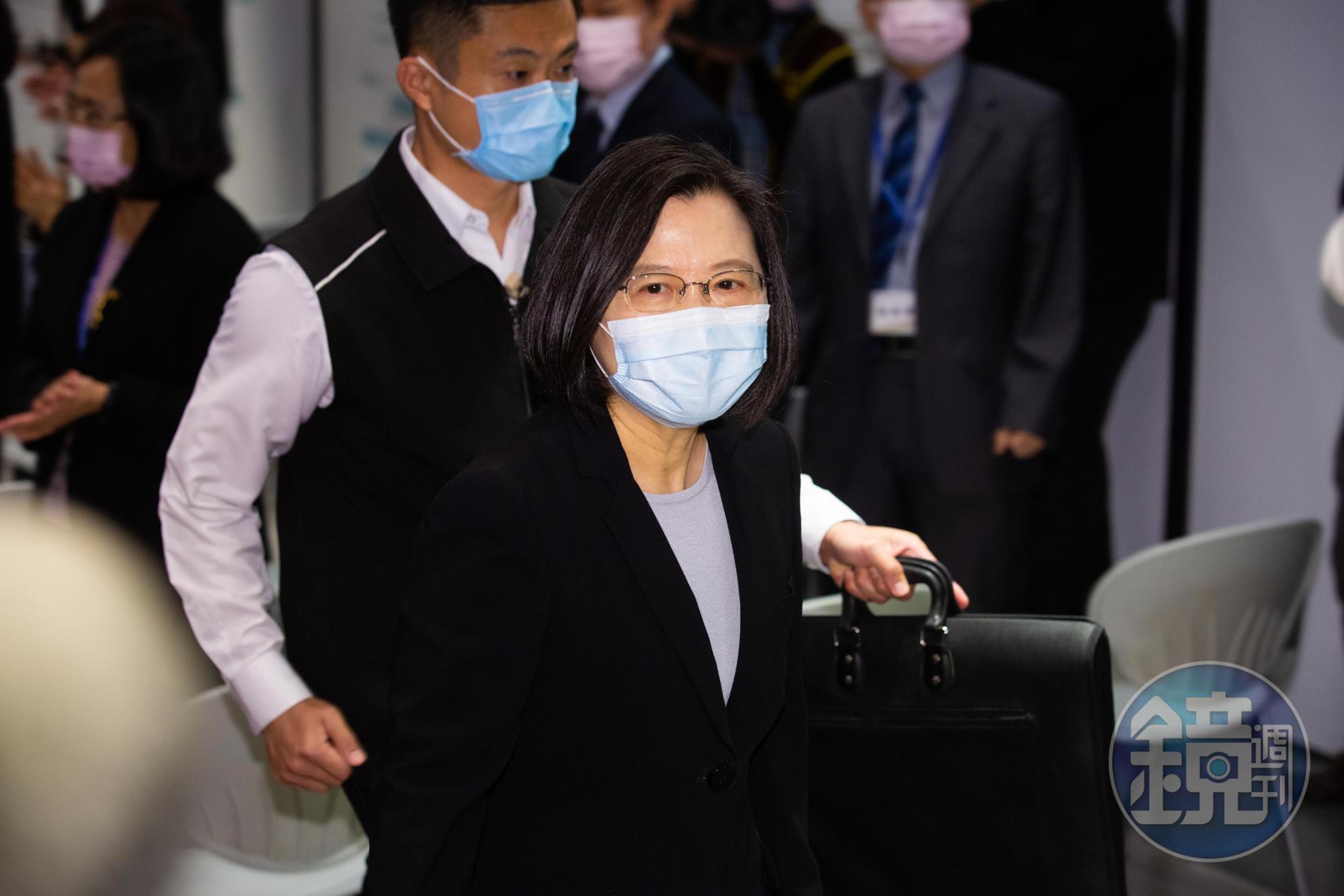 總統蔡英文出席台商聯誼會,她致詞時不忘向北京黨局重申「我方溝通大門始終敞開」。(本刊資料照)