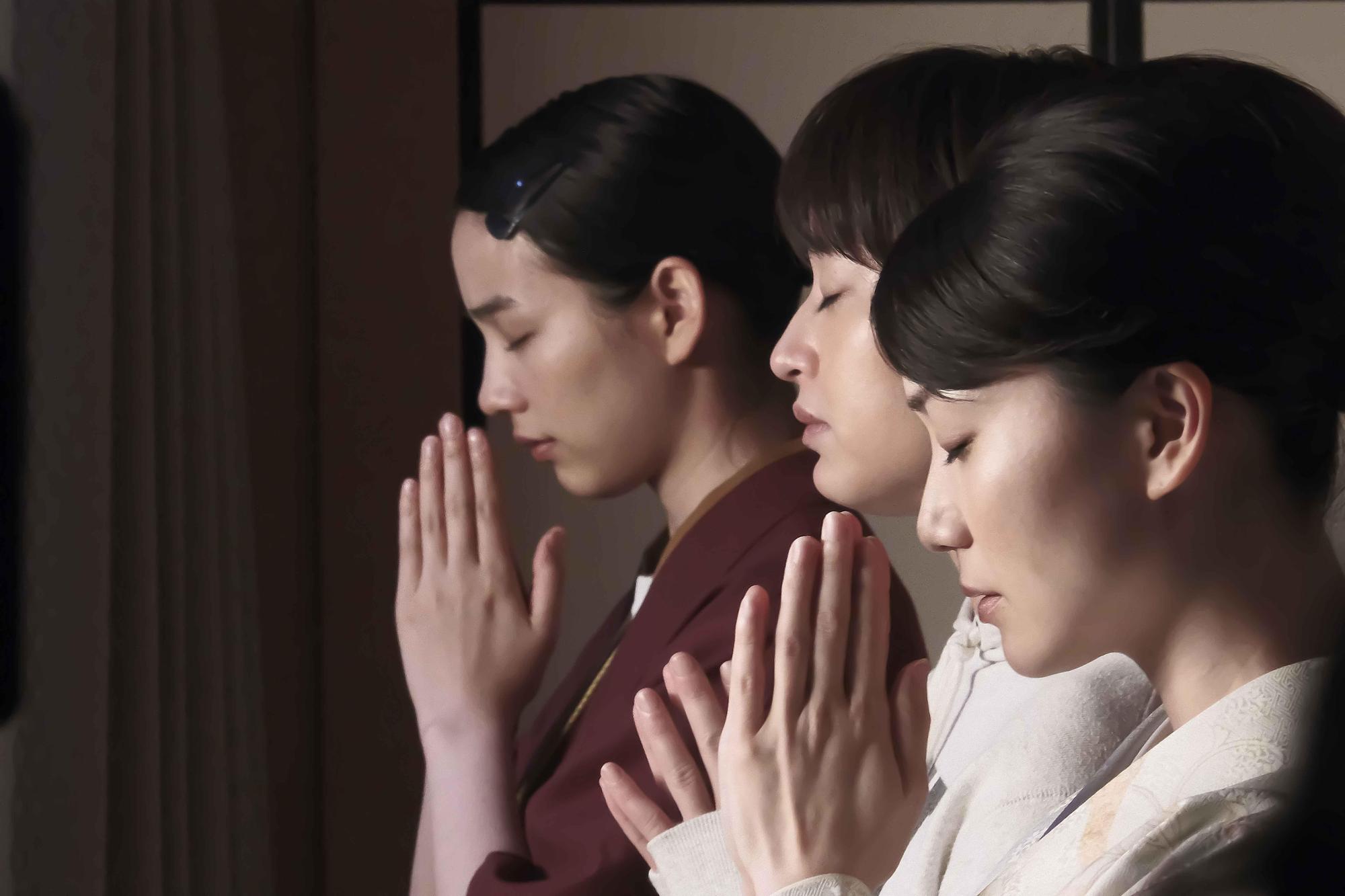 人氣女星Non與前AKB48王牌大島優子、演技派女星門脇麥飾演三姊妹，三人感情戲裡戲外都很融洽。（天馬行空提供）