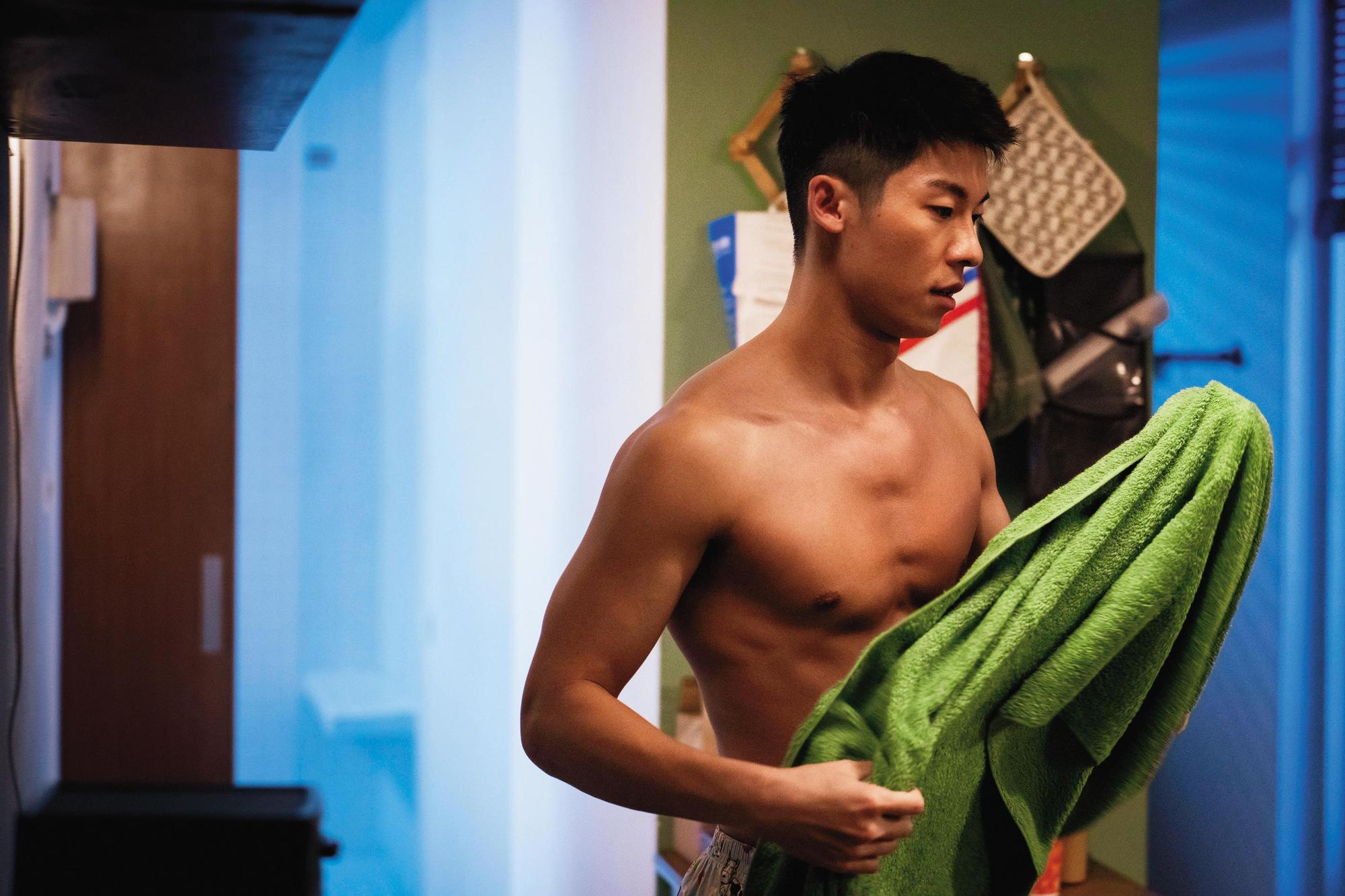 許光漢的肉體,成為《關於我和鬼變成家人的那件事》的一大賣點,是的,我們終於也有物化男明星的一天。(金盞花大影業提供)