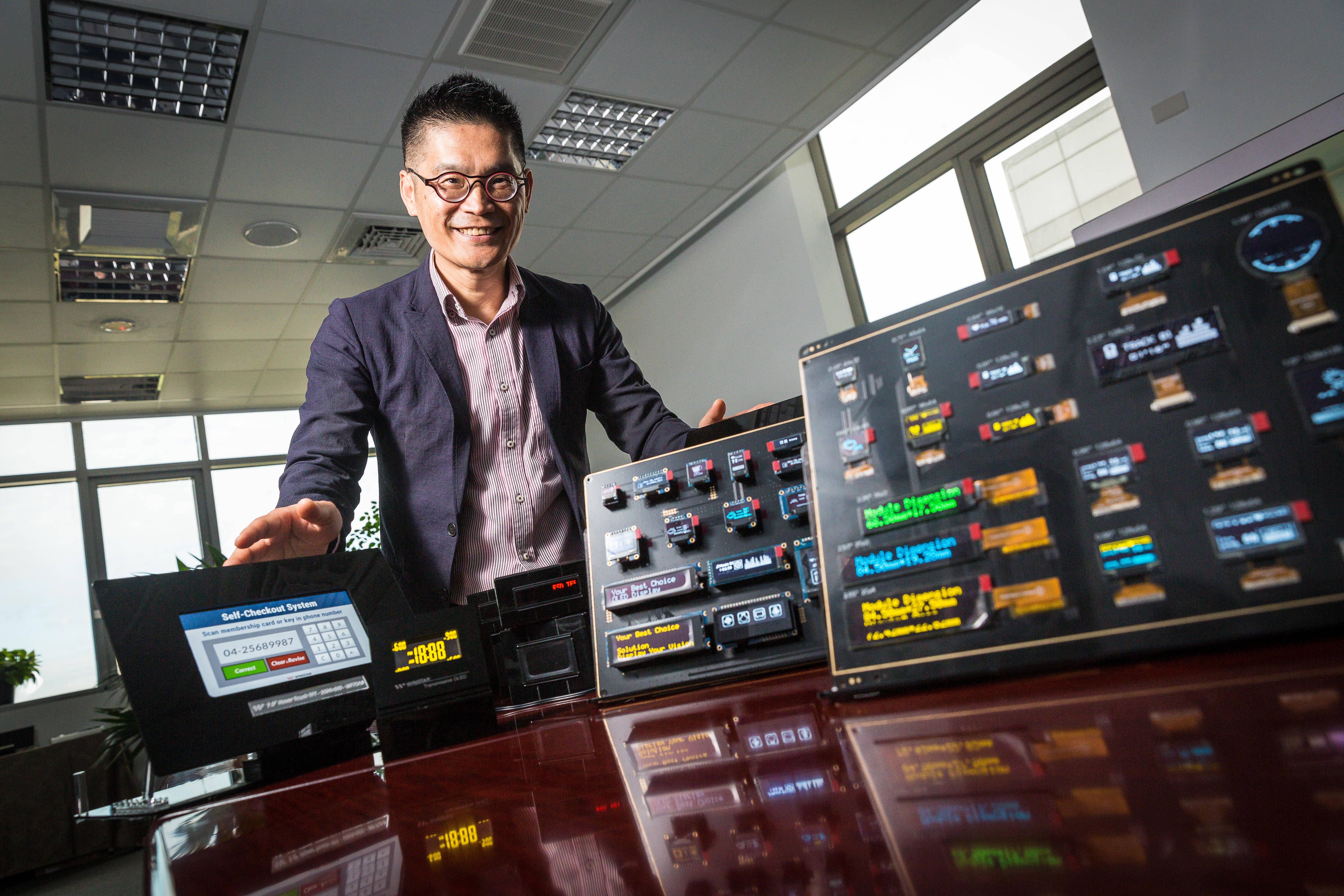 廖育斌帶領華凌集團鎖定中小尺寸顯示器，在工控應用市場殺出一條血路，以小搏大站穩腳步。