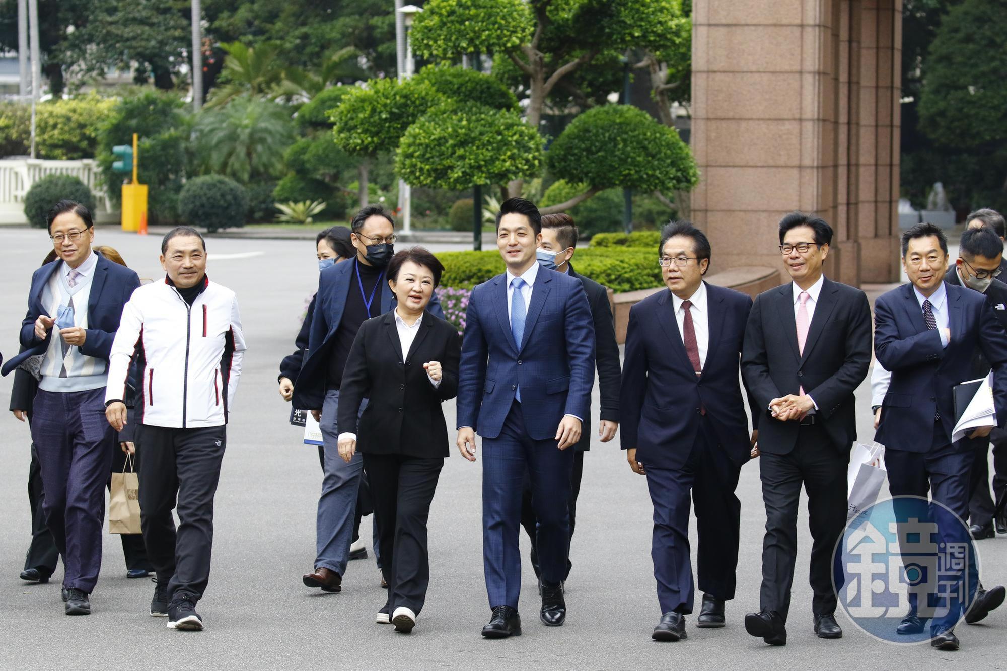 六都市長結束行政院會後步出行政院受訪。