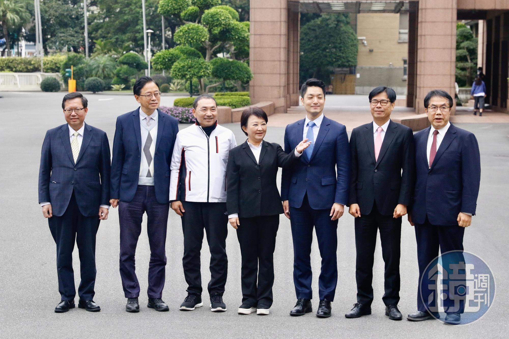 參加行政院後,六都市長黃偉哲(右起)、陳其邁、蔣萬安、盧秀燕、侯友宜、張善政和行政院副院長鄭文燦合影。