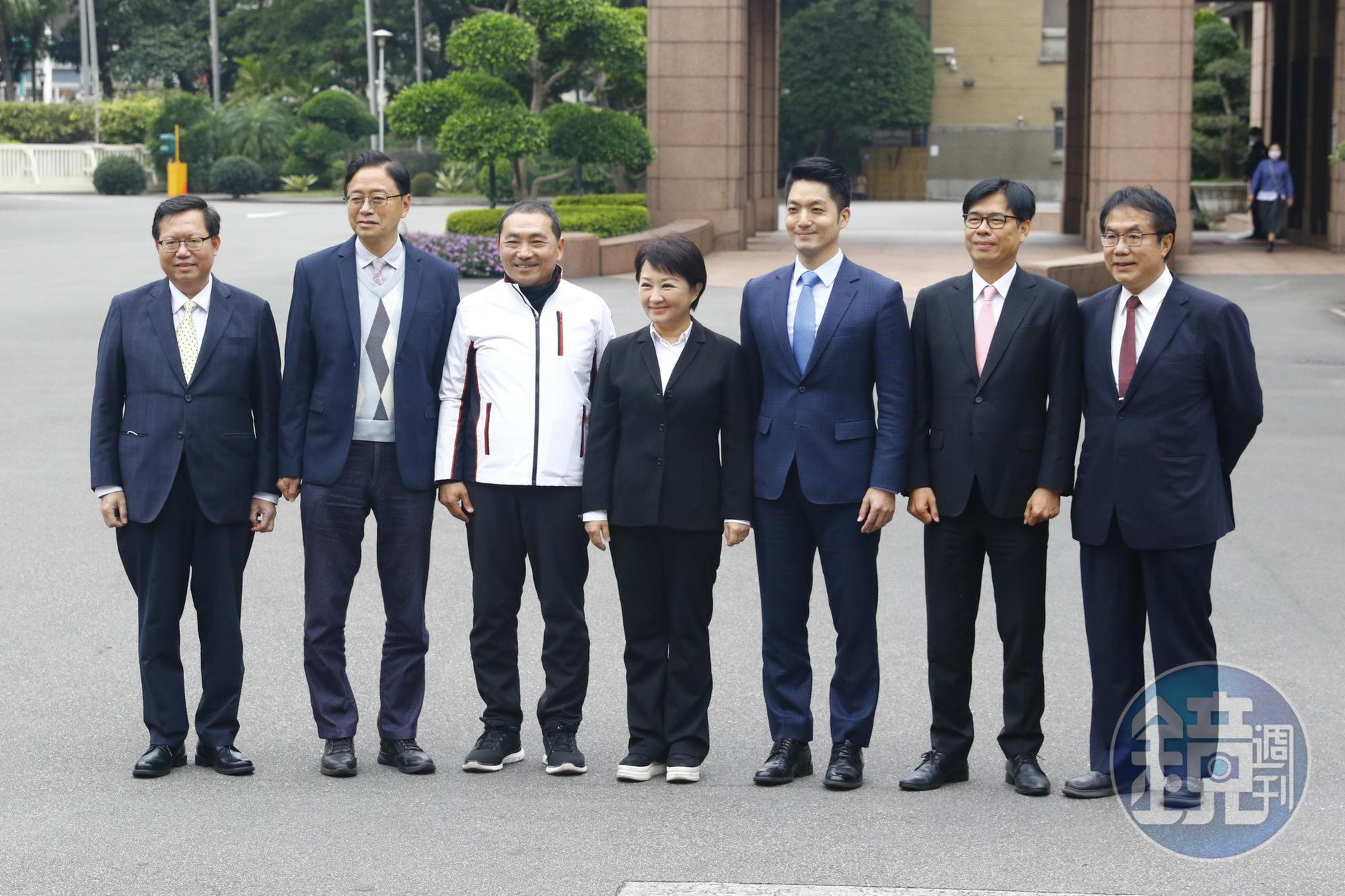 陳建仁召開上任後首次行政院會，並邀請六都市長列席。左為副院長鄭文燦。