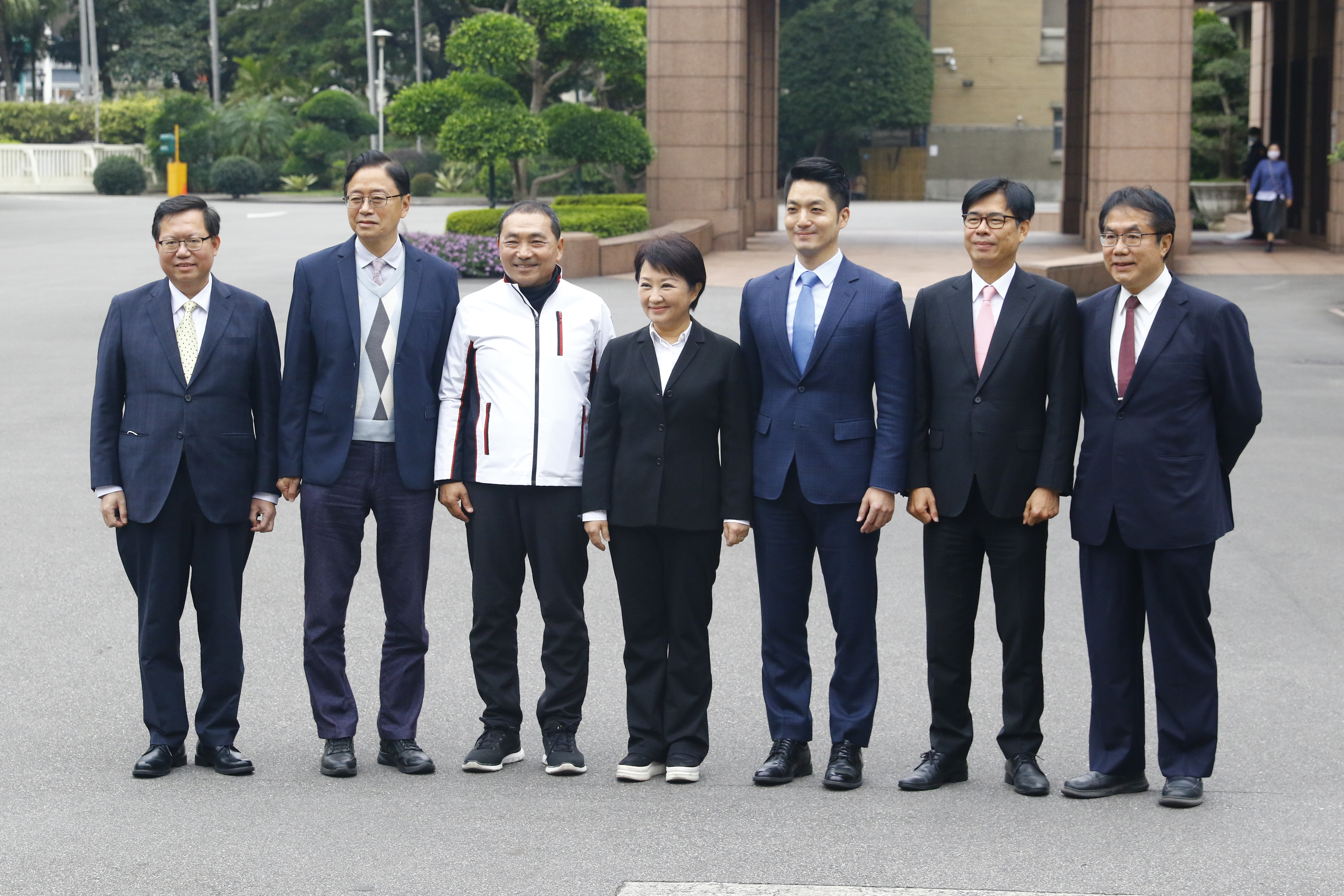 陳建仁召開上任後首次行政院會，並邀請六都市長列席。左為副院長鄭文燦。