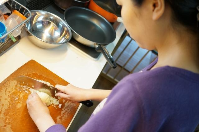 一名成為人妻感嘆她過年因為忙著顧小孩無法幫婆婆煮年夜飯,結果公公卻跟尪告狀。(示意圖,photoAC)