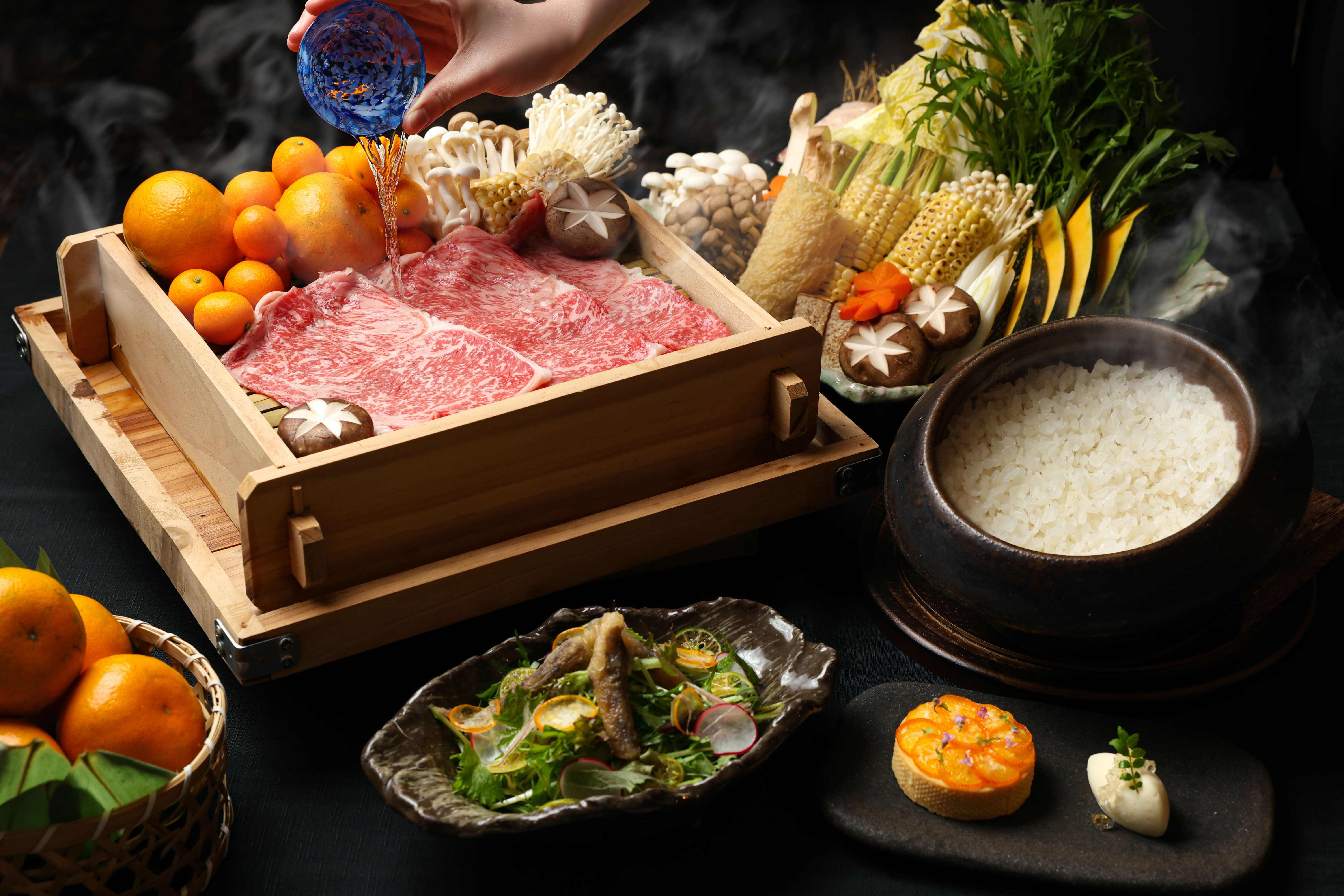 台北晶華酒店「三燔本家」推出限期1個月，集結宮崎特產食材的「宮崎和牛金桔套餐」，以招牌蒸籠蒸料理A5宮崎牛，搭配宮崎最強農產金桔。（台北晶華酒店提供）