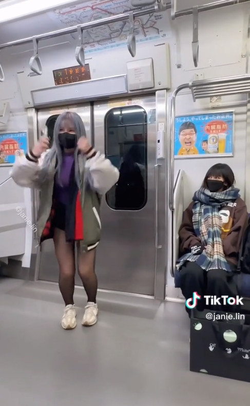泥泥學姐日本電車熱舞,一旁的女乘客露出驚訝的表情。(圖取自Tik Tok)