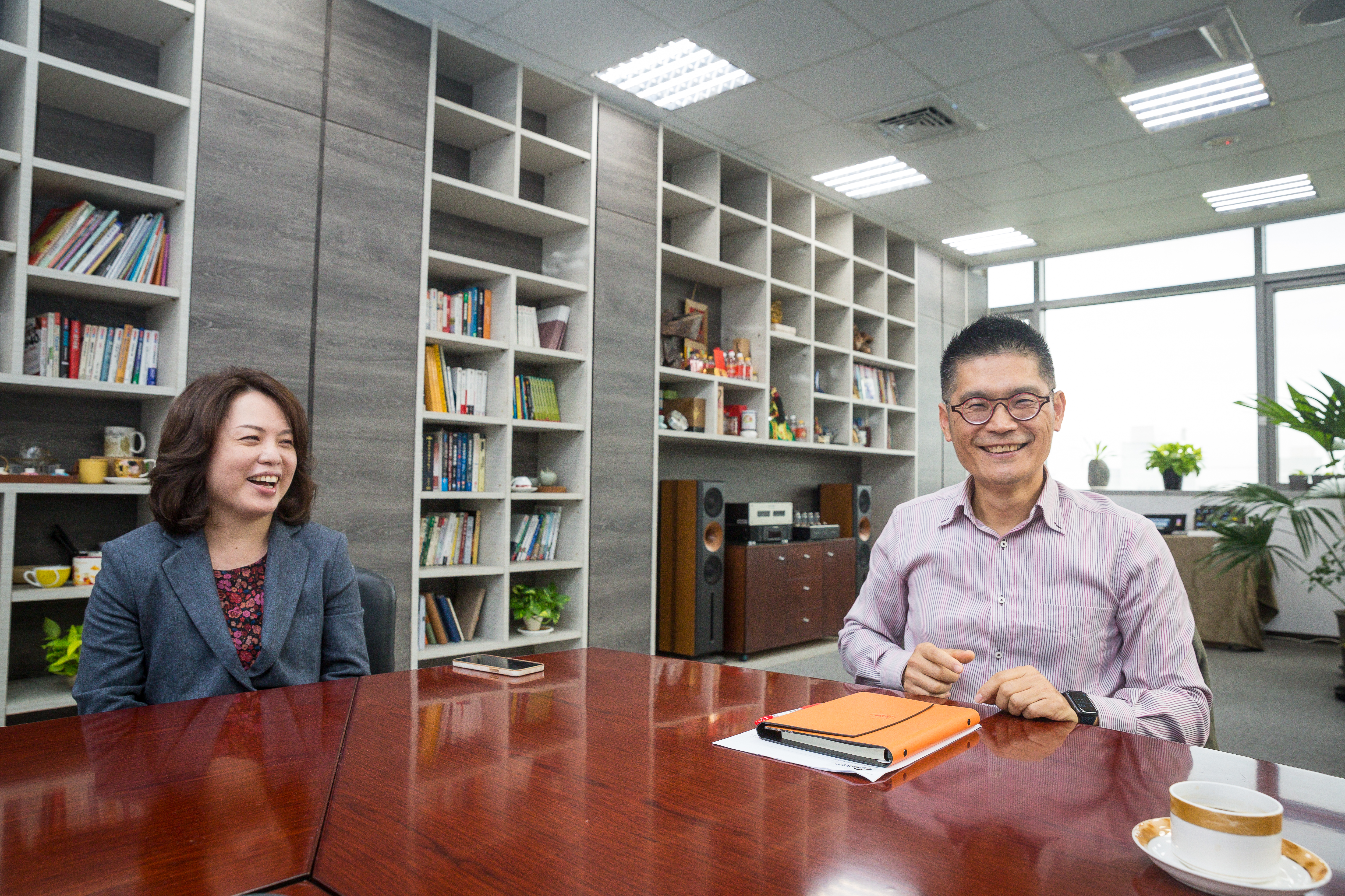 廖育斌（右）經營公司曾遭遇不少低潮，太太宋思群（左）是默默陪伴、支持他的重要精神依靠。