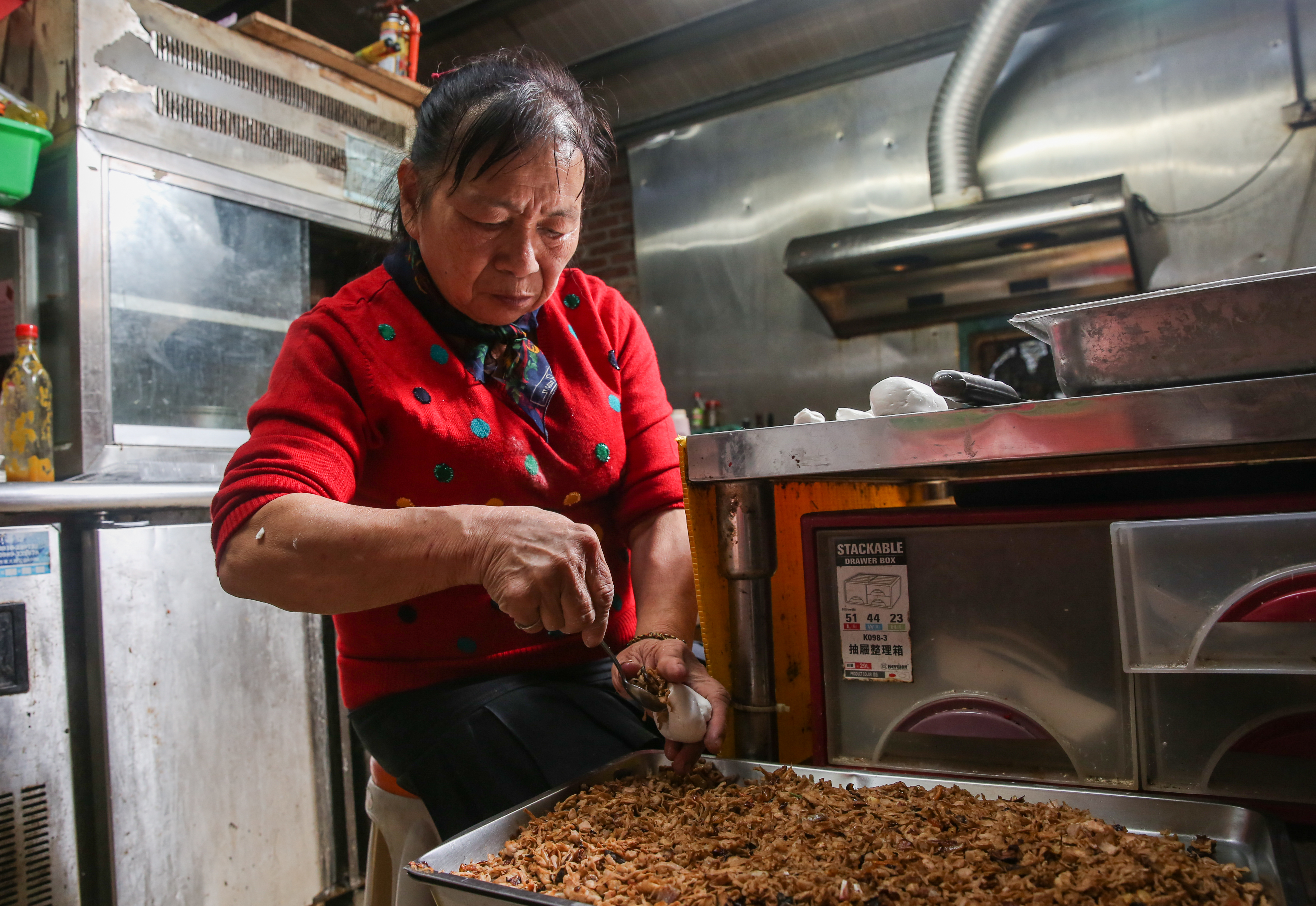 許芯萍曾是團膳公司主廚，20年前開了「阿婆大湯圓」，用最傳統的方式製作客家料理。