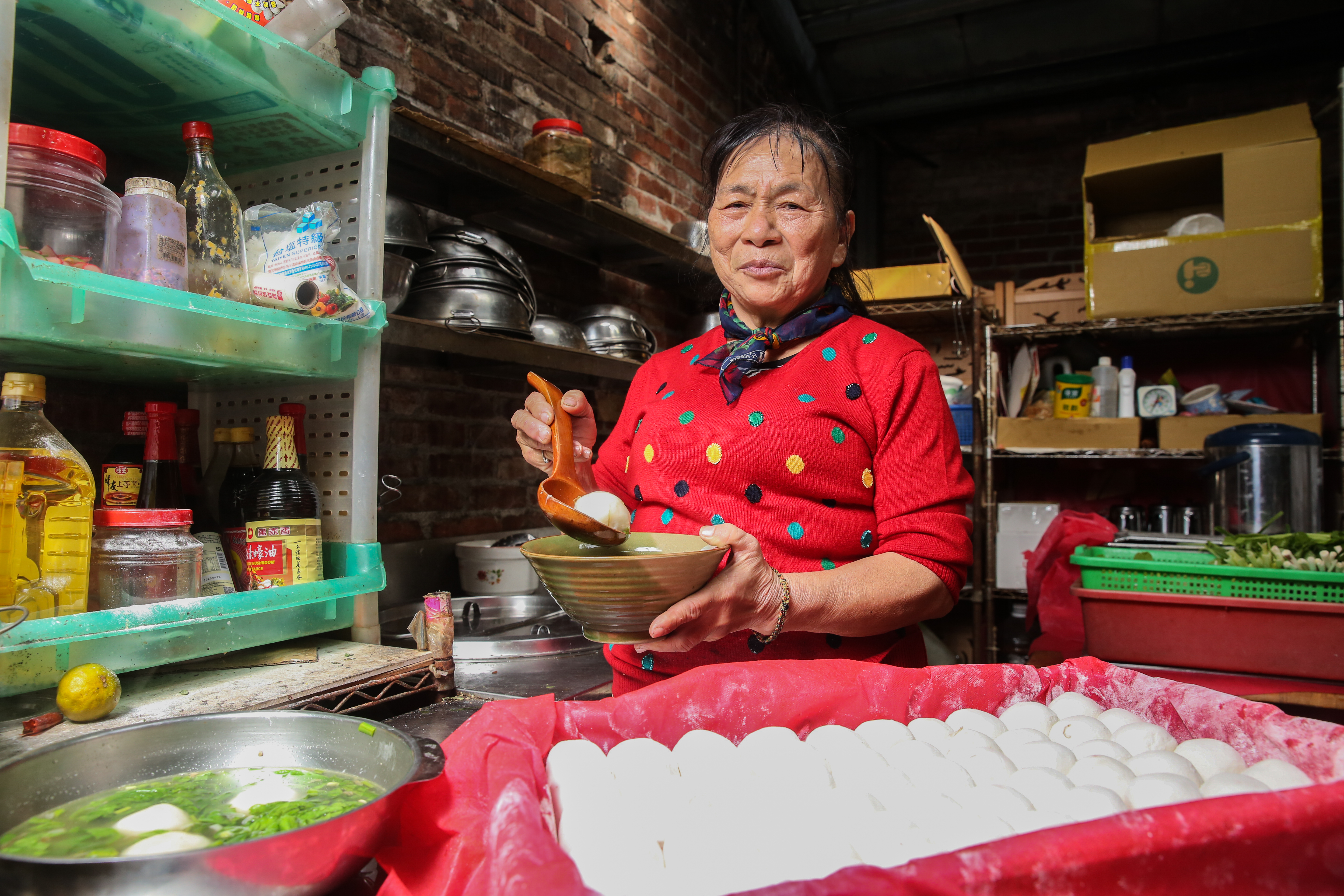 許芯萍曾是團膳公司主廚，20年前開了「阿婆大湯圓」，用最傳統的方式製作客家料理。