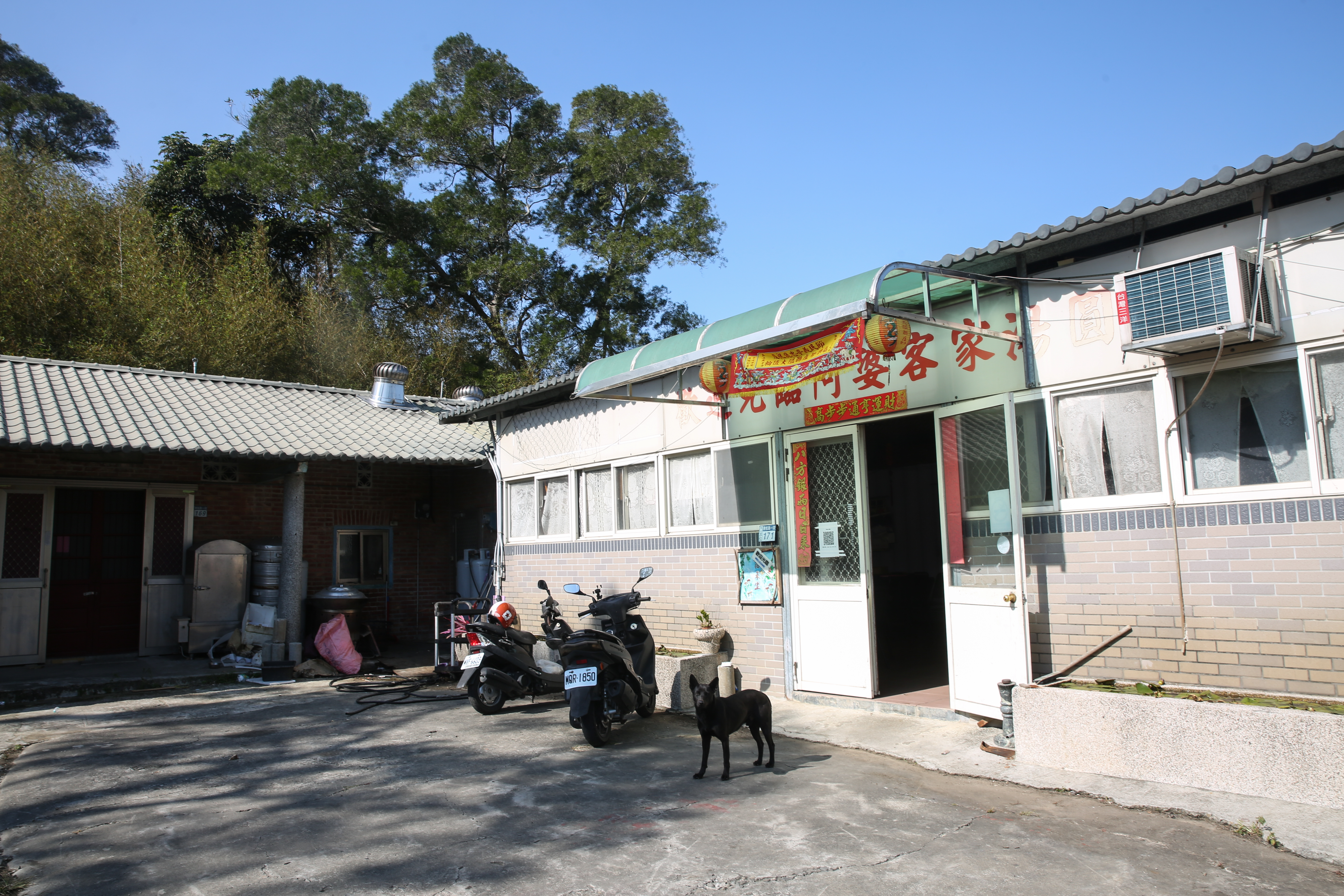 阿婆客家湯圓位在新竹縣寶山鄉的山上，外觀宛若一般民宅，很有農村感。