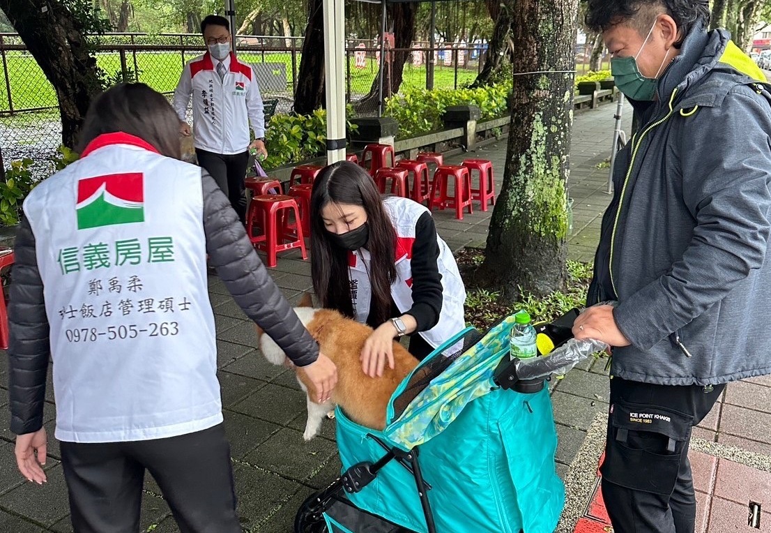 信義房屋的社區服務實行多年,因此每一名同仁都能自主發想永續行為。(信義房屋提供)