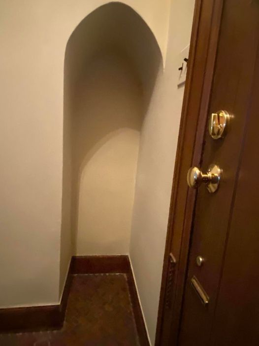 網友不解百年老宅門口凹洞處的用途。（翻攝Our Old House臉書社團）