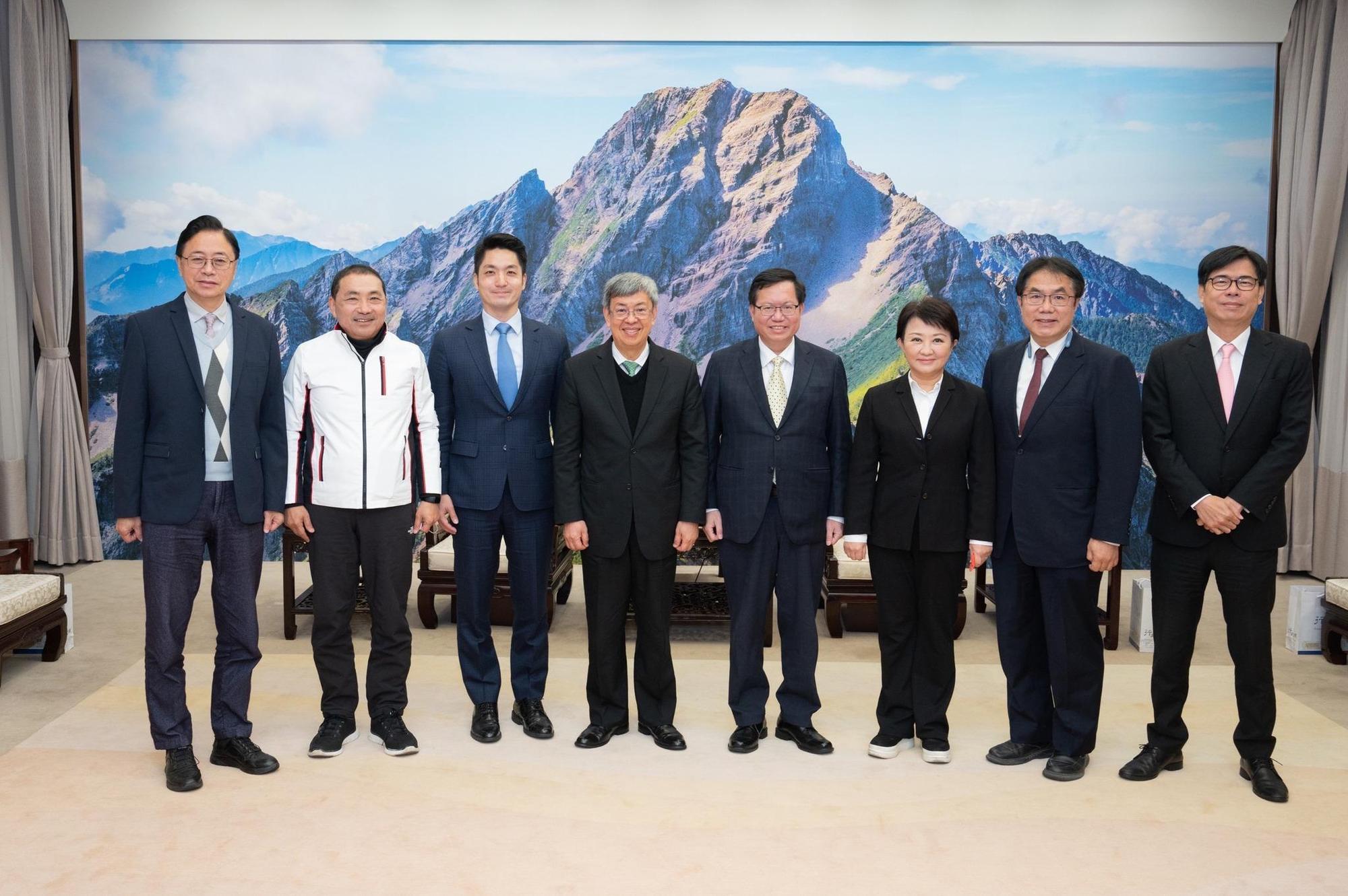新任行政院長陳建仁（左4）和副院長鄭文燦（右4）與六都首長張善政（左起）、侯友宜、蔣萬安、盧秀燕、黃偉哲與陳其邁合照。（翻攝自陳建仁臉書）