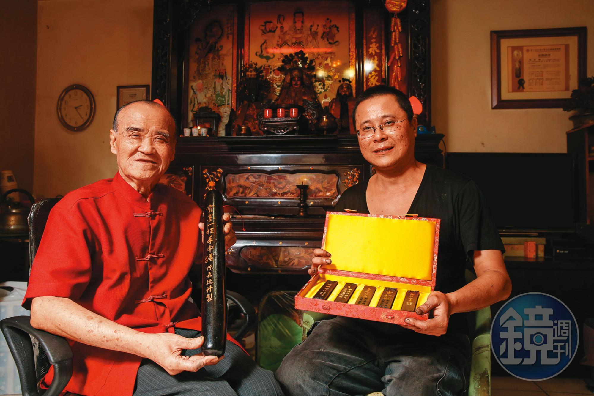 陳嘉德（左）三十多年前製作出台灣唯一的頂級松煙墨，因傷退休後，小兒子陳俊天（右）接棒傳承這傳統手工技藝。