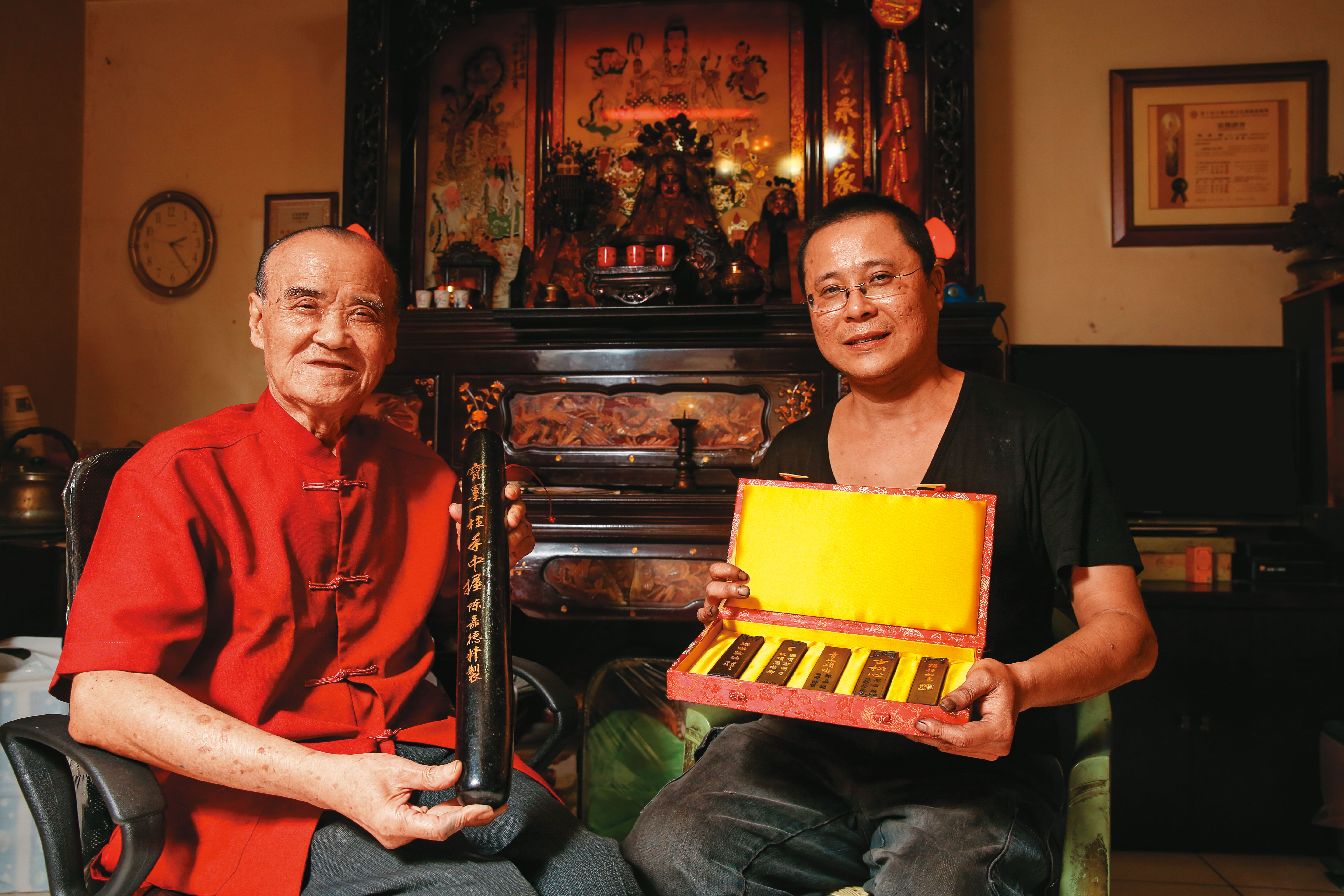 陳嘉德（左）三十多年前製作出台灣唯一的頂級松煙墨，因傷退休後，小兒子陳俊天（右）接棒傳承這傳統手工技藝。