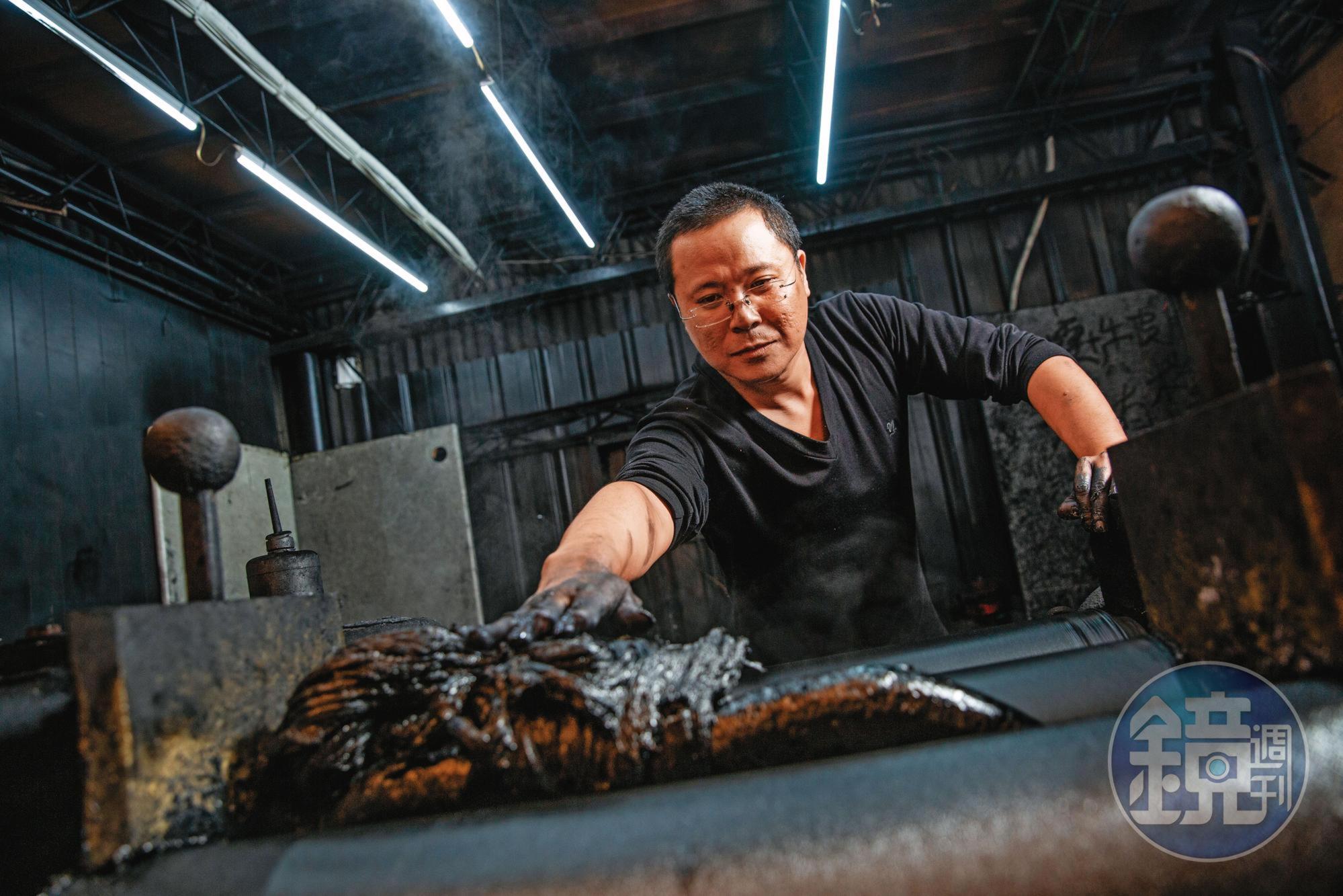 陳俊天年輕時愛玩，後浪子回頭，接手54年老店，繼續製作台灣唯一的松煙墨。