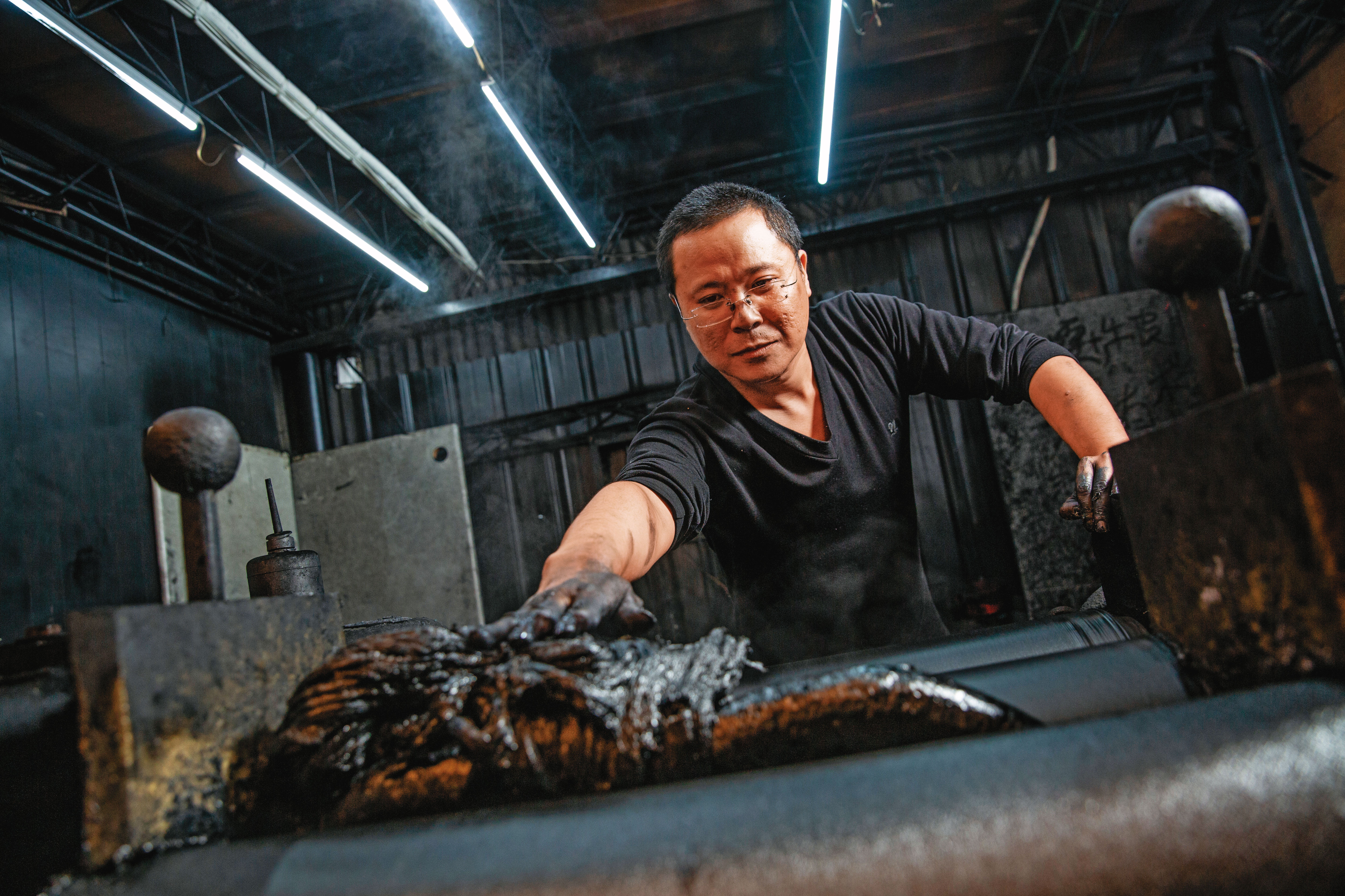 陳俊天年輕時愛玩，後浪子回頭，接手54年老店，繼續製作台灣唯一的松煙墨。