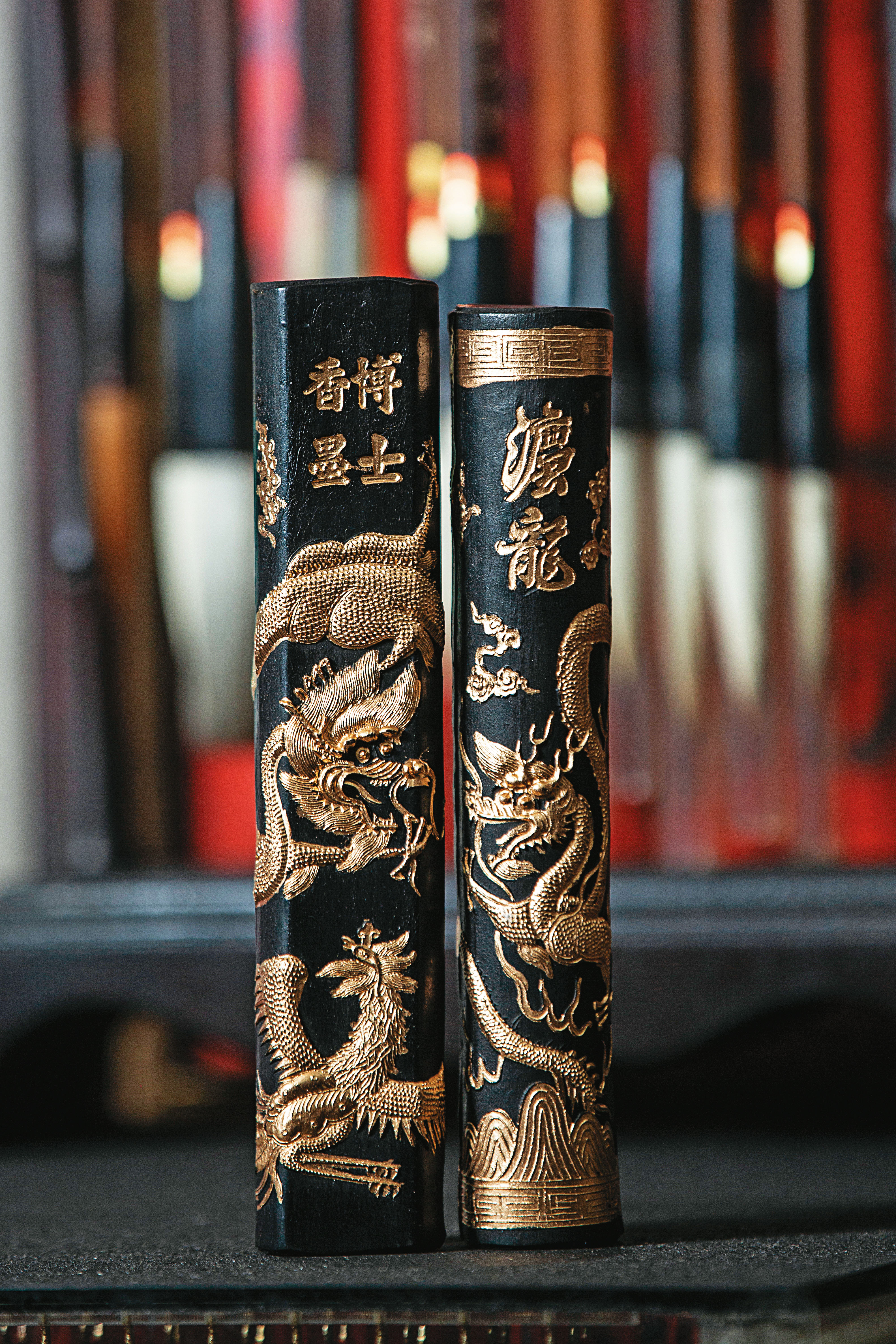 半斤龍鳳套組墨條，除了受到收藏家喜愛，許多法師相信漆上龍的圖騰畫符法力更強，因此購買。（1萬5千元／組）