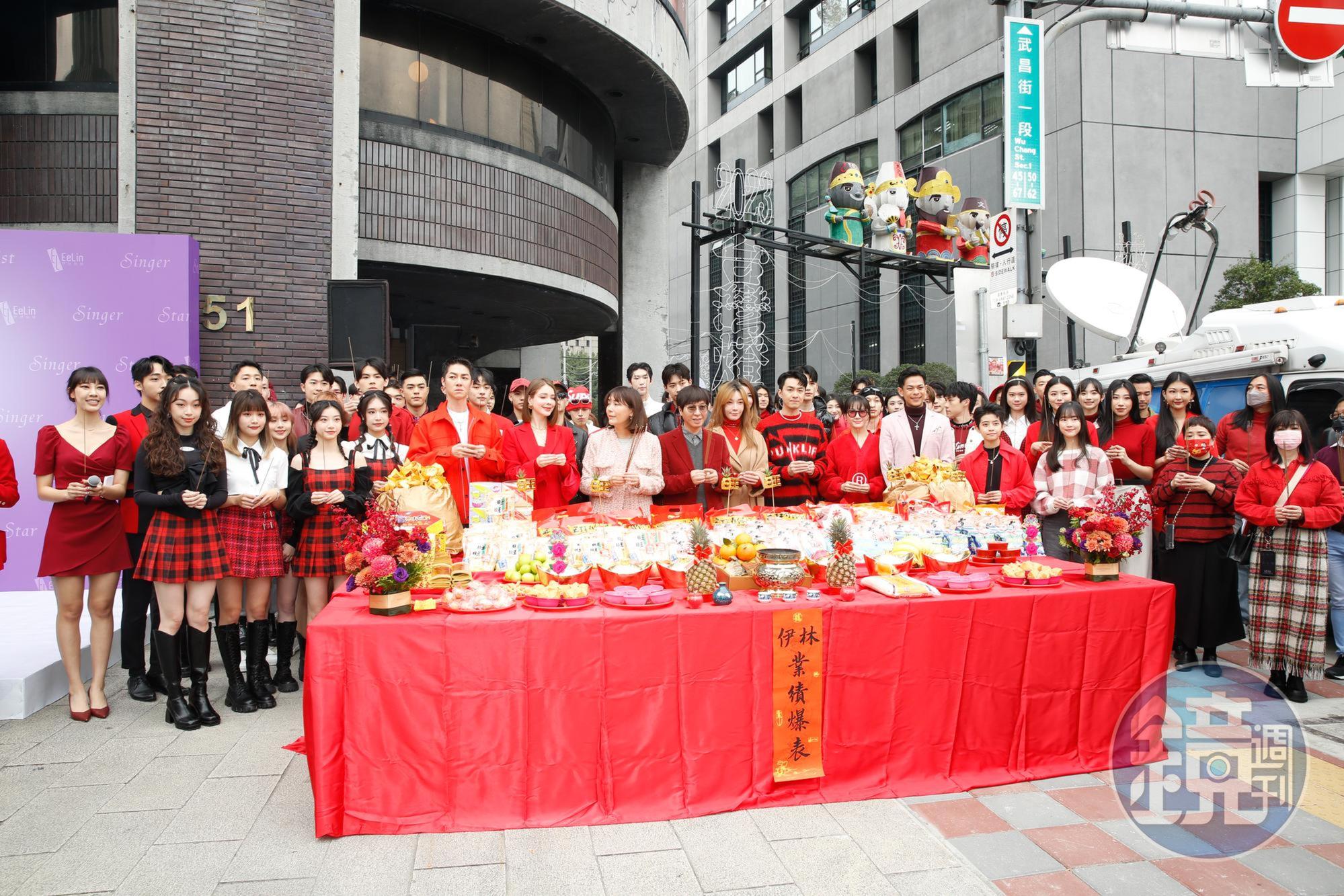 伊林娛樂新春團拜,集聚藝人、名模。