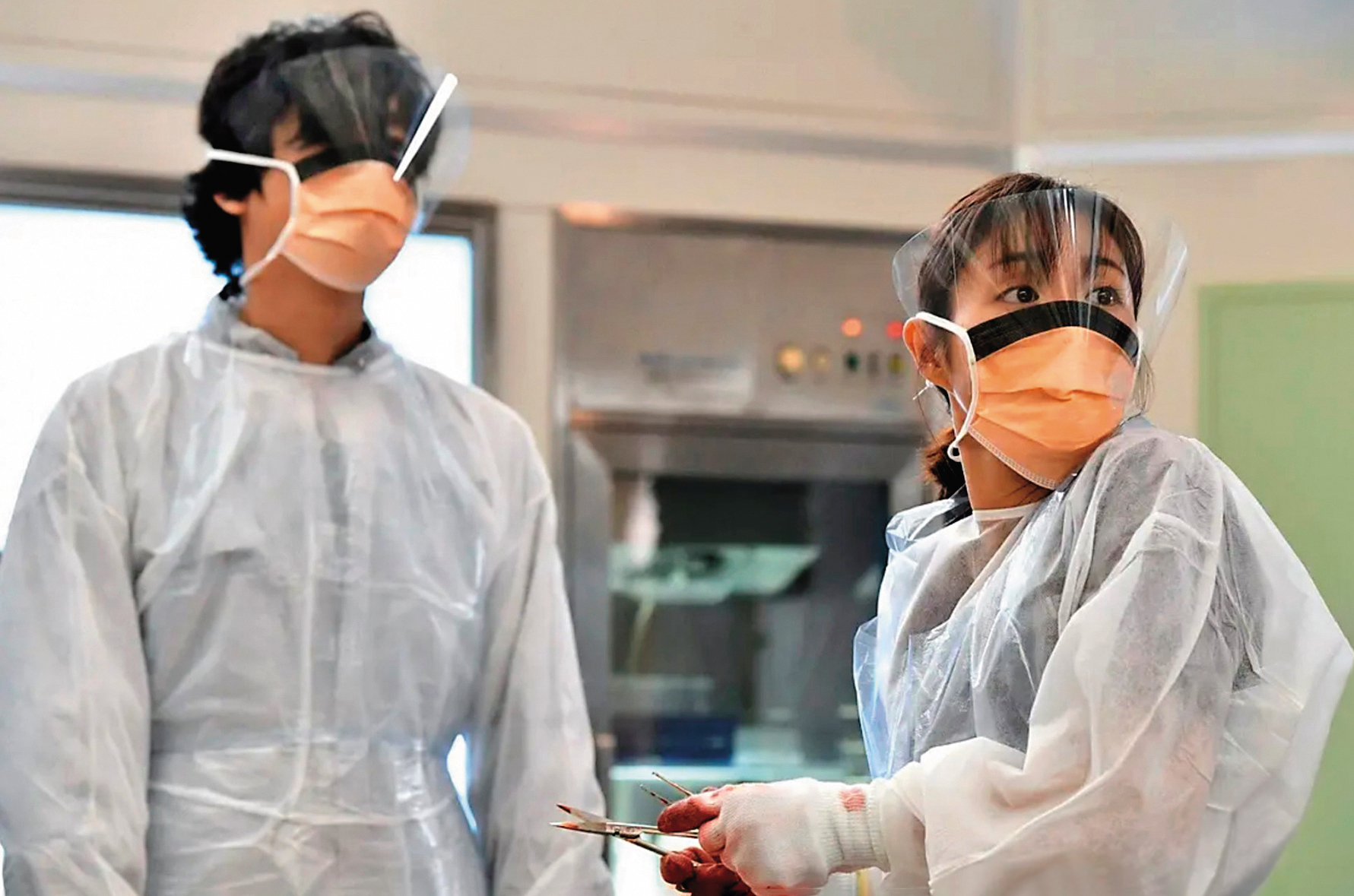 由石原聰美（右）和井浦新（左）主演的《法醫女王》備受肯定。（翻攝自ent.sina.com.cn）