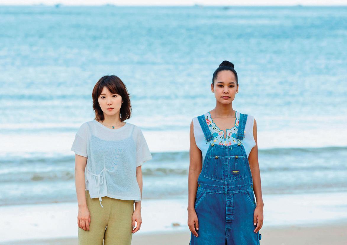 《FENCE》講述松岡茉優(左)飾演的雜誌記者,採訪宮本亞莉安娜(右)飾演的性侵案受害者,攜手追查真相。(翻攝自weibo.com)