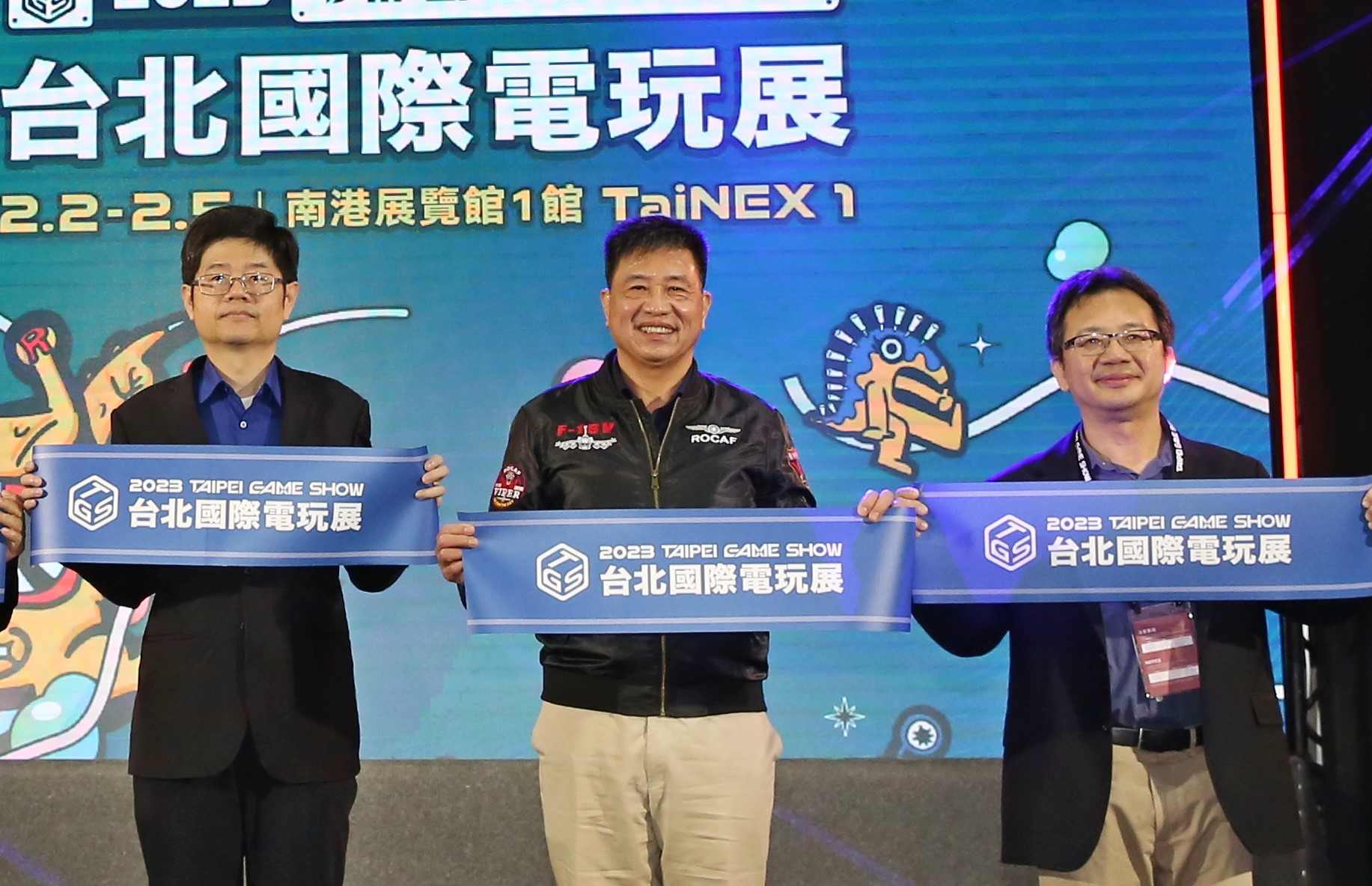 彭双浪（中）認為政府應該帶頭調整薪資結構，改善低薪問題。