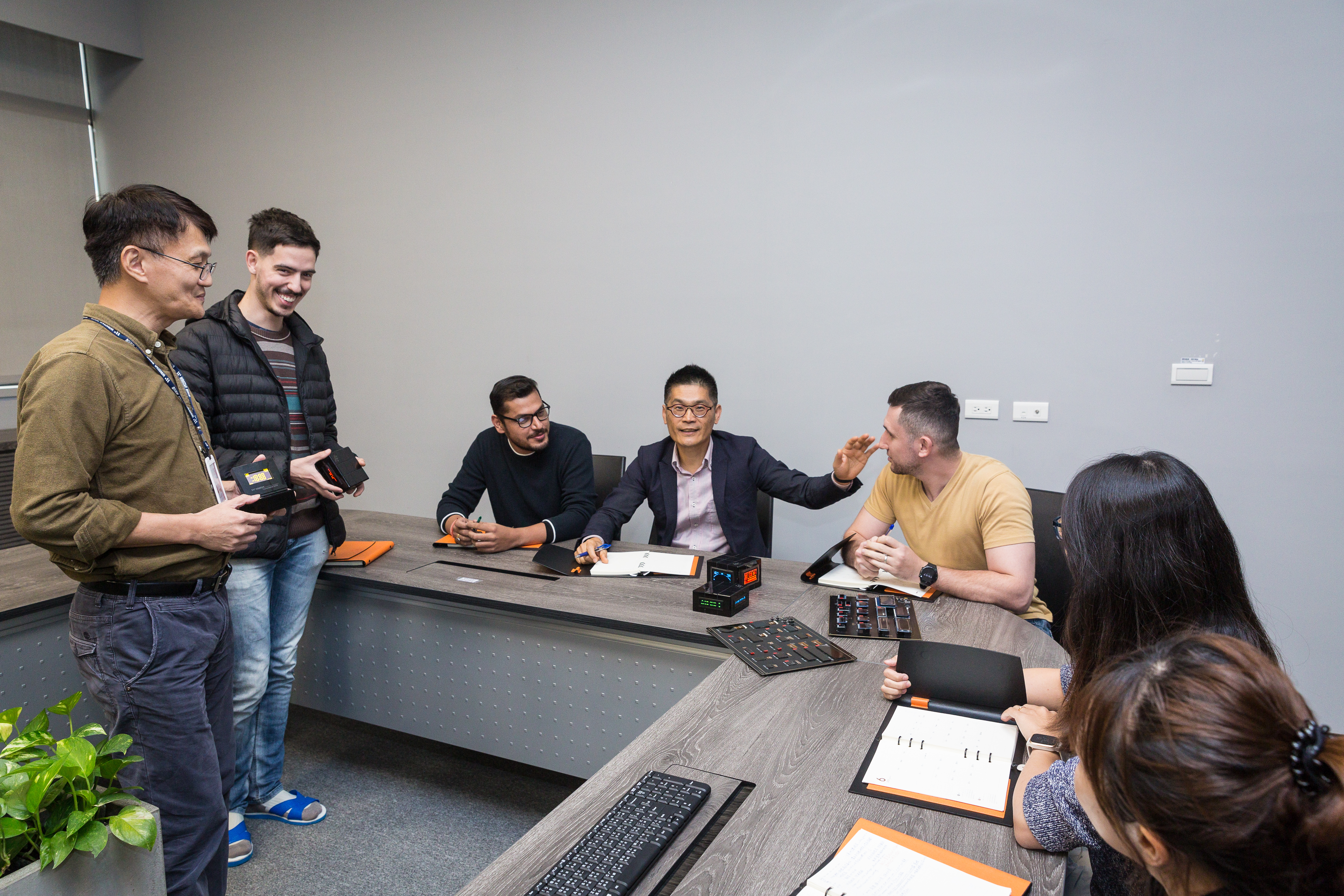 華凌集團產品行銷全球103國，台灣總公司聘請各國籍業務，藉由同文同種拉近和客戶的距離。