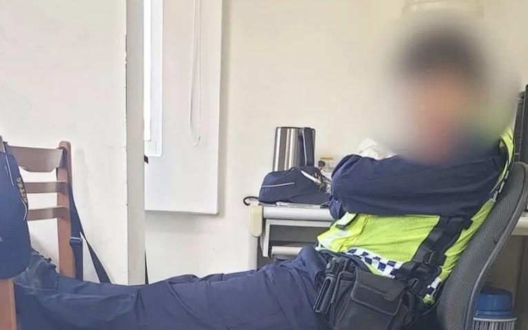 航警又傳一名郭姓小隊長在執勤期間帶槍打瞌睡。(翻攝畫面)