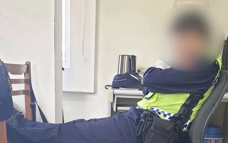 航警又傳一名郭姓小隊長在執勤期間帶槍打瞌睡。（翻攝畫面）