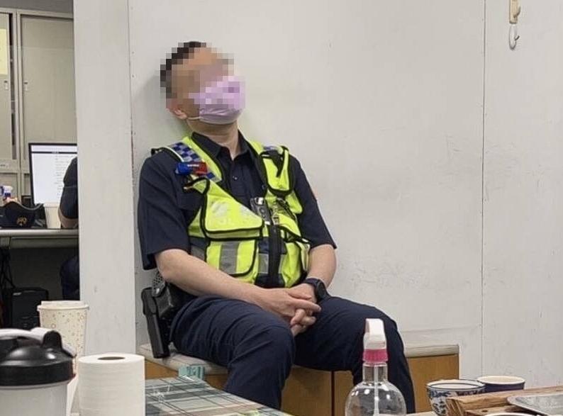 航警甯姓小隊長上週才遭檢舉帶槍打瞌睡。(翻攝畫面)