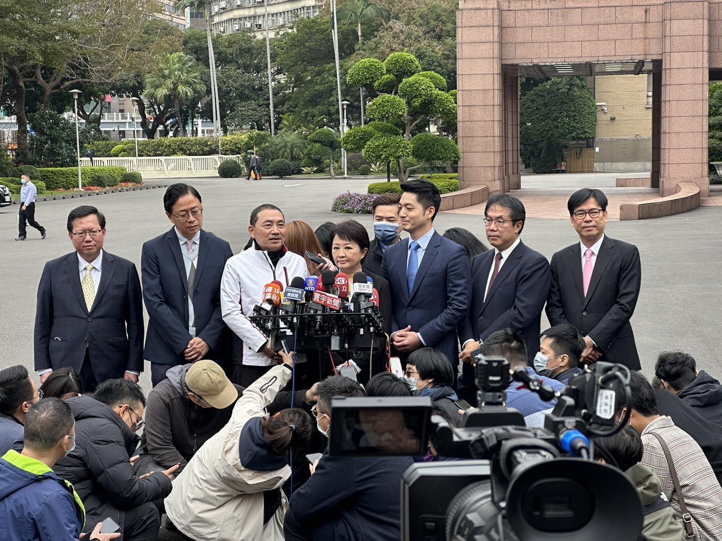 台南市長黃偉哲(左一)北上參加行政院會提出地方振興役後經濟,獲得行政院全力支持。(台南市政府提供)