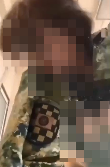 陸軍第八軍團一對情侶軍官2年前在營內的性愛影片近日外流,影片一度露出臂章引發討論。(翻攝自記者爆料網)
