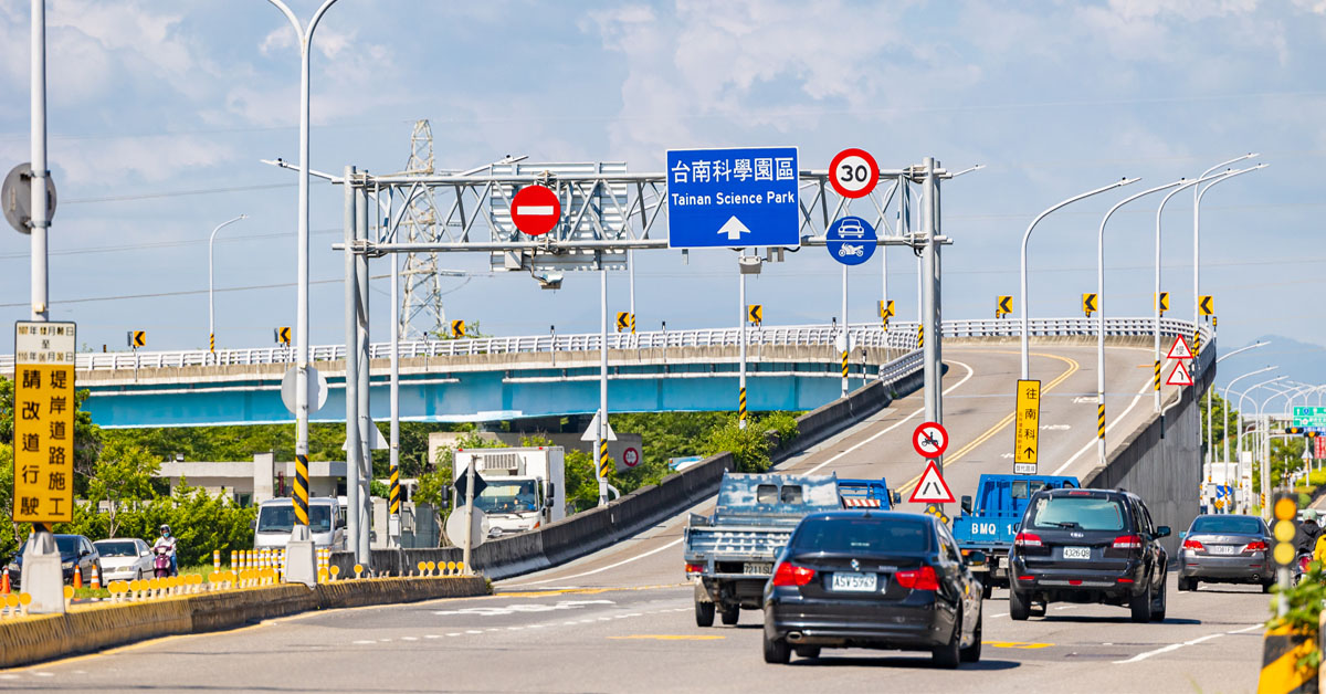 台積電在南科的總投資達1.86兆台幣、開出超過1.1萬個高科技職位，台積電的每一步不止全台灣都在看、而是全世界都在關注。台積電助攻南科成為全台投資焦點，話題和需求的群聚效應讓南科周邊房價不斷推升。