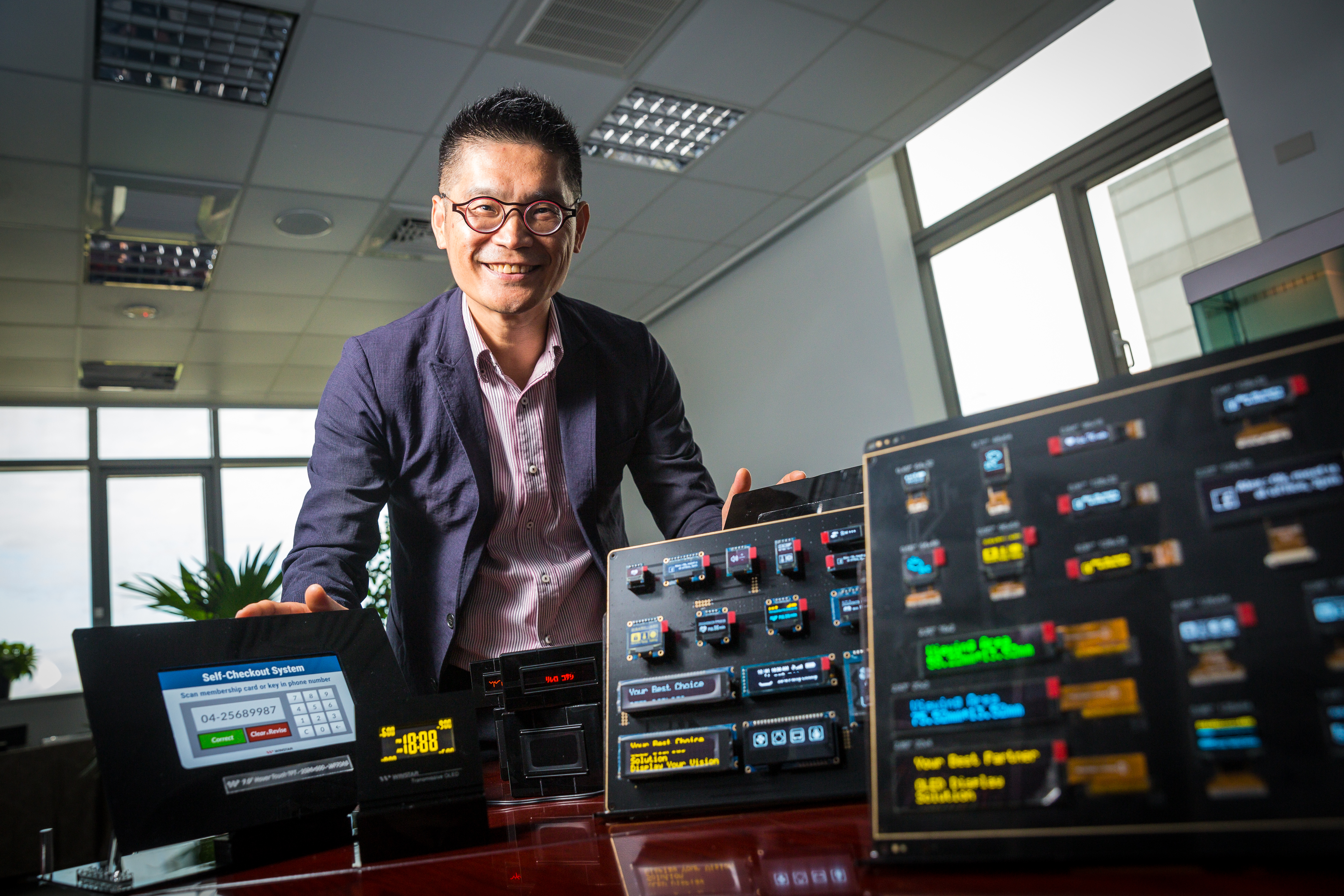 廖育斌領軍的華凌集團是全球唯一同時擁有STN、TFT、OLED技術的系統整合製造商。