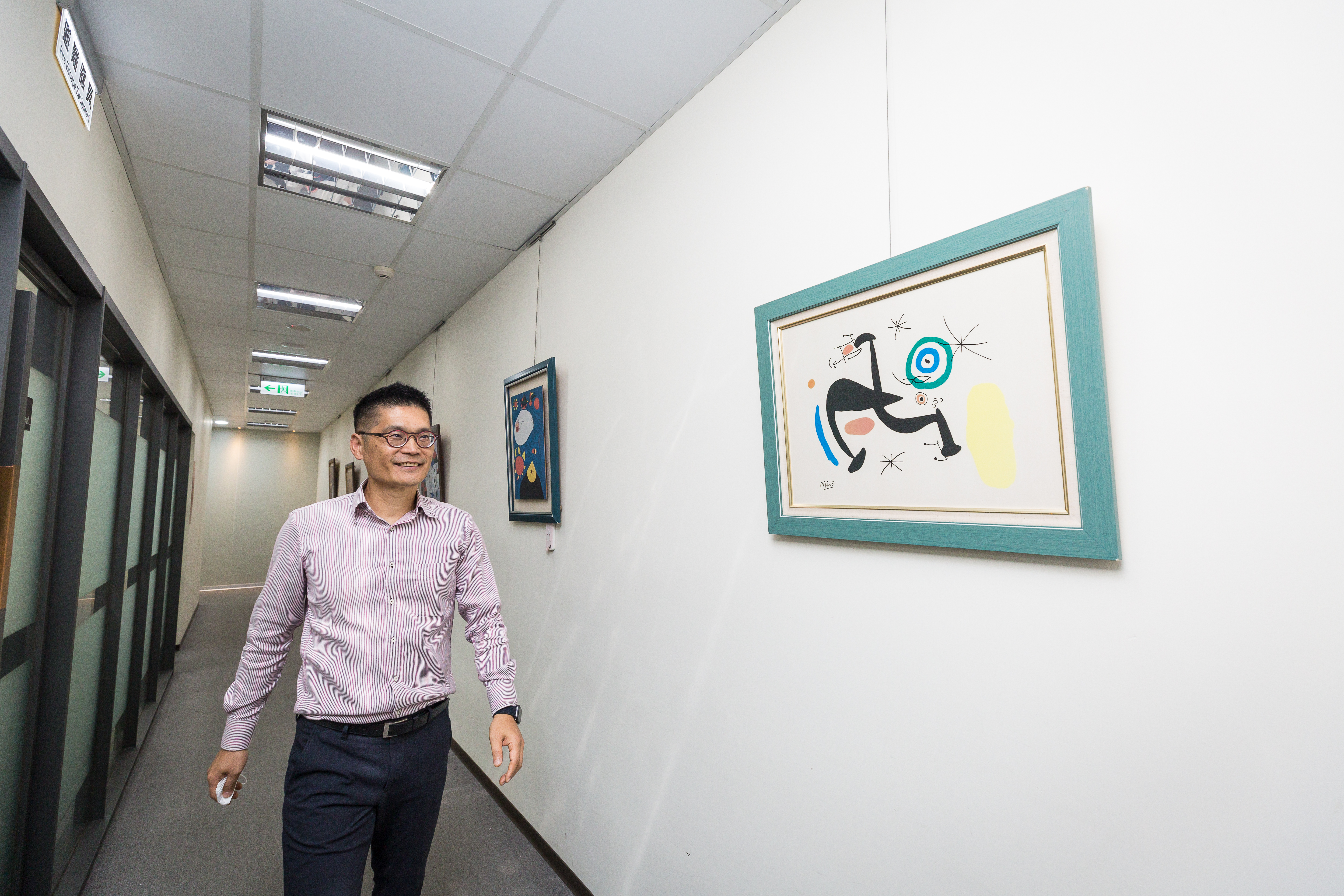 早年創業維艱，廖育斌和股東曾2年未領薪，更遑論花錢裝潢，就把月曆上米羅的畫裝框後，裝飾公司。