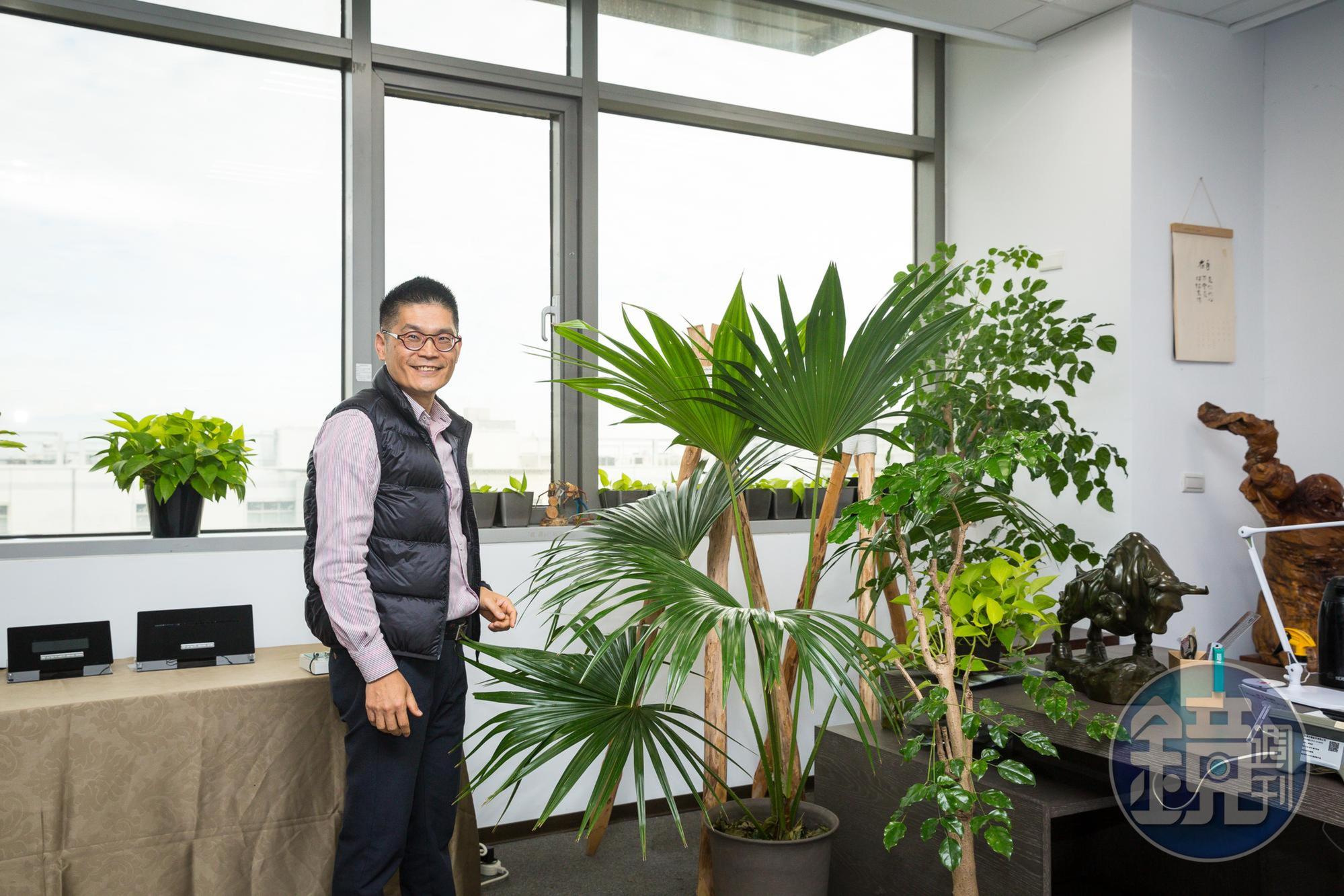 廖育斌熱愛大自然，他刻意在辦公室擺放許多綠色植栽。