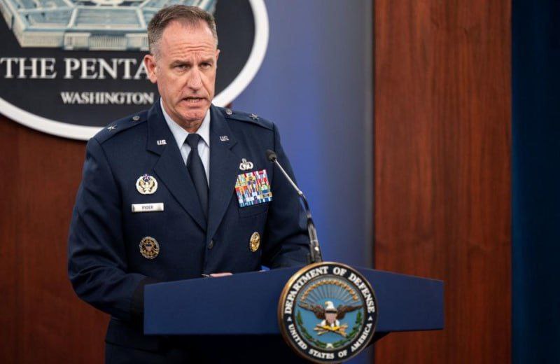 美國空軍准將、五角大廈發言人賴德（Patrick Ryder）證實，在美國上空移動的，是來自中國的間諜氣球。（翻攝自推特@Feher_Junior）