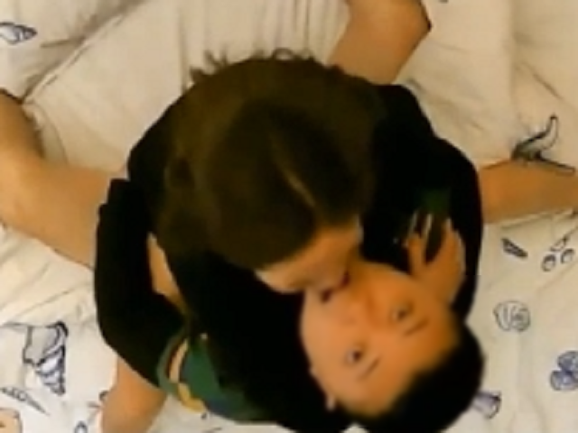 大哥約妹子開房「啊啊」交纏嗨叫，高潮仰天竟龜縮！性愛片秒變警世文。（翻自629cgw.com）