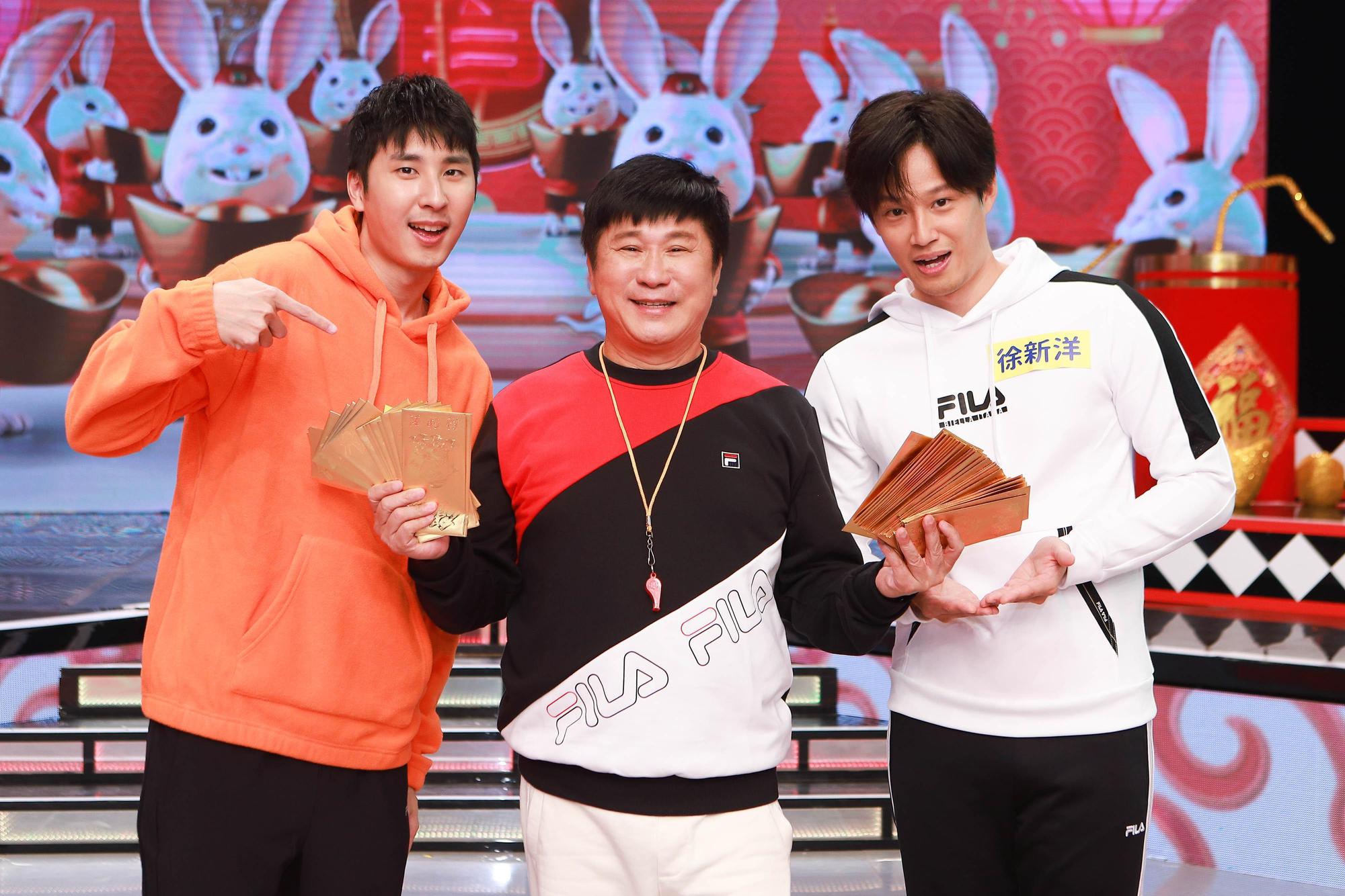 胡釋安(左起)、胡瓜、徐新洋年前進棚錄製《最強綜藝秀》。(翻攝自網路)