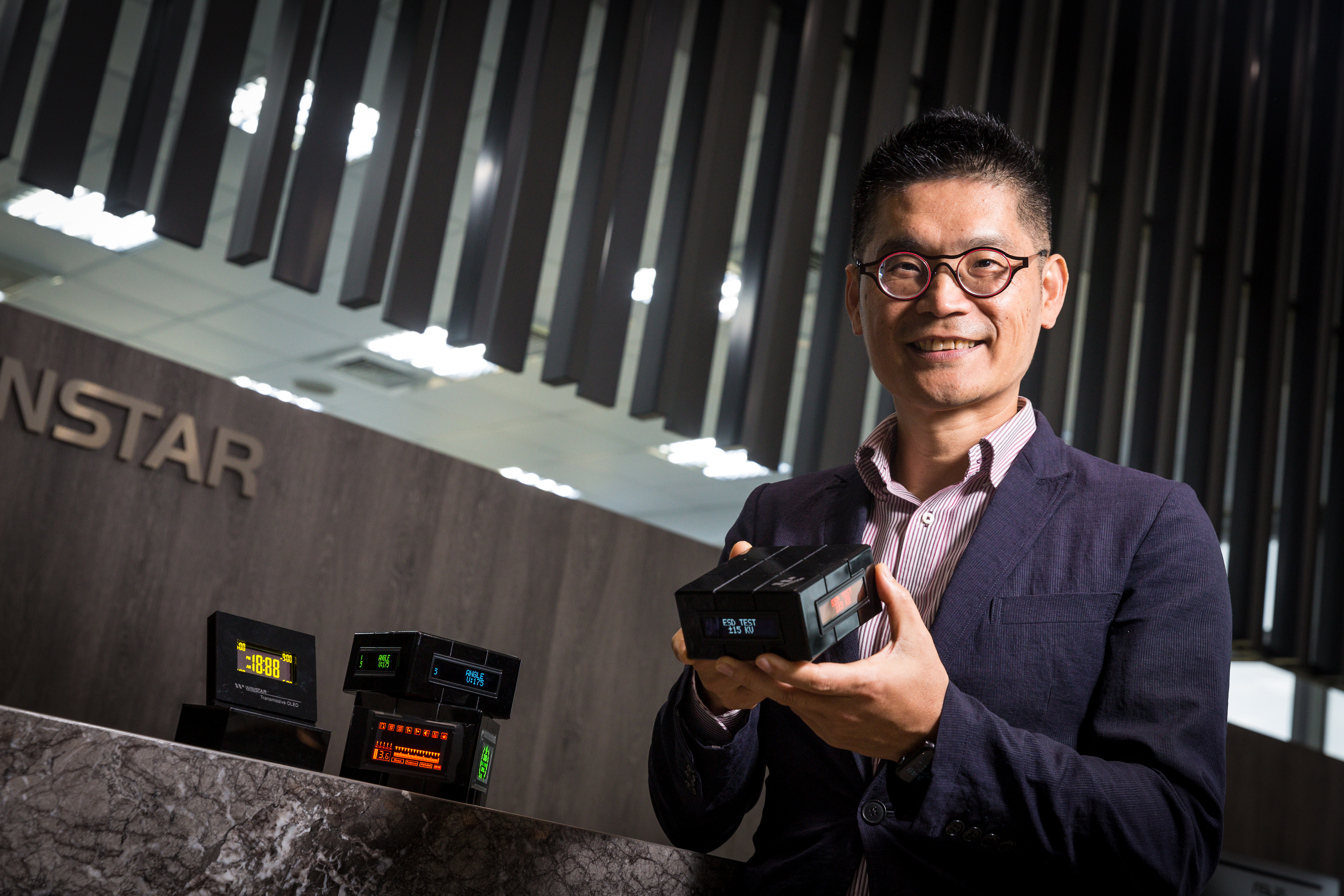 廖育斌帶領華凌集團鎖定中小尺寸顯示器，在工控應用市場殺出一條血路，以小搏大站穩腳步，去年營收達30.11億元，成為最賺錢顯示器界家樂福。